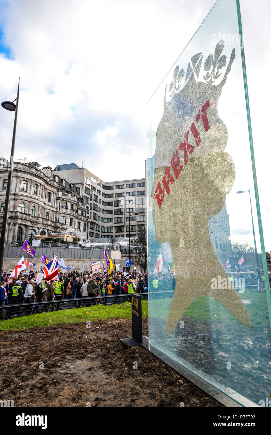 Brexit trahison de mars. Les protestataires ont manifesté à ce qu'ils considèrent comme une trahison par le gouvernement britannique à ne pas suivre à travers avec la sortie de l'UE dans sa totalité après le référendum. Le passage des marcheurs reine tête art installation par Matt Marga barbouillés avec graffiti Brexit Banque D'Images