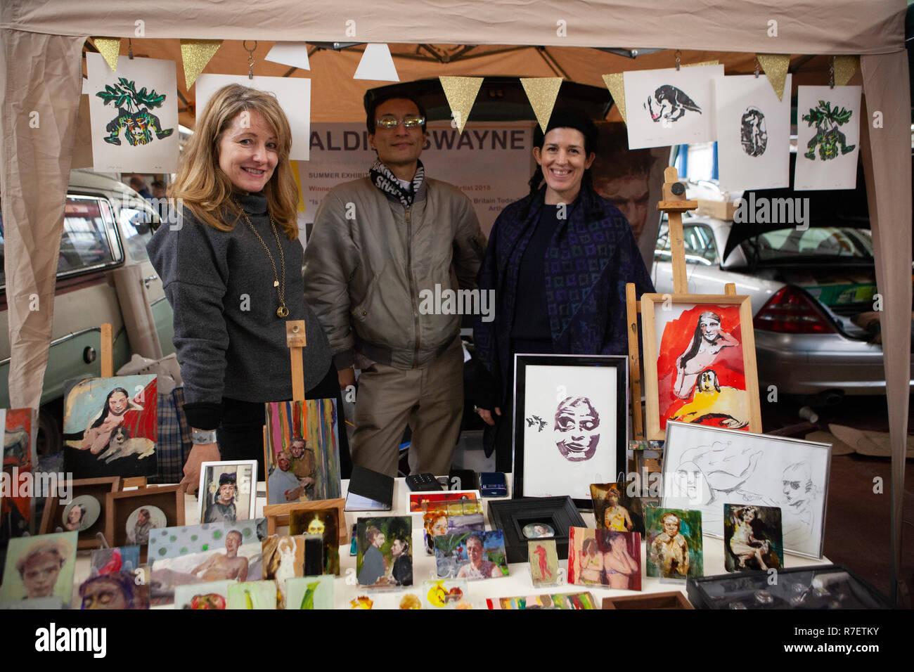 Londres, Royaume-Uni. 9 décembre 2018. L'Art Car Boot Wrap Noël juste à Vauxhall a permis au public d'acheter directement de l'art des artistes. Artiste Geraldine Swayne (à gauche) et d'assistants à son étal. Crédit : Anna Watson/Alamy Live News Banque D'Images