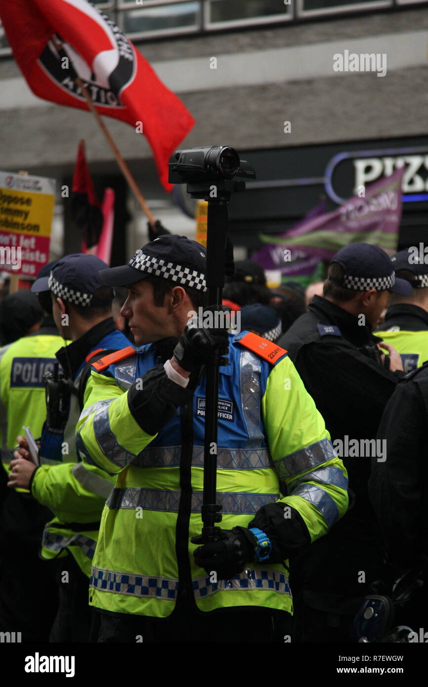 Londres, Royaume-Uni, 9 décembre 2018. Une démonstration que les organisateurs décrit comme pour tous les anti-fascistes, indépendamment de leurs positions en congé/rester sur Brexit, s'oppose à 'Tommy Robinson, le fascisme et le racisme. La marche de la BBC, Portland Place à Whitehall est un compteur de protester contre un appelé par Robinson et l'UKIP, et a été fortement contrôlé. Roland Ravenhill / Alamy Live News Banque D'Images Londres, Royaume-Uni, 9 décembre 2018. Une démonstration que les organisateurs décrit comme pour tous les anti-fascistes, indépendamment de leurs positions en congé/rester sur Brexit, s'oppose à 'Tommy Robinson, le fascisme et le racisme. La marche de la BBC, Portland Place à Whitehall est un compteur de protester contre un appelé par Robinson et l'UKIP, et a été fortement contrôlé. Roland Ravenhill / Alamy Live News Banque D'Images
