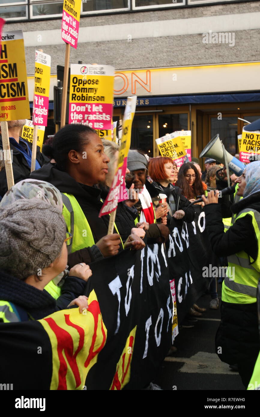 Londres, Royaume-Uni, 9 décembre 2018. Une démonstration que les organisateurs décrit comme pour tous les anti-fascistes, indépendamment de leurs positions en congé/rester sur Brexit, s'oppose à 'Tommy Robinson, le fascisme et le racisme. Une ligne de la femme a tenu la bannière menant la marche. La marche de la BBC, Portland Place à Whitehall est un compteur de protester contre un appelé par Robinson et l'UKIP. Roland Ravenhill / Alamy Live News Banque D'Images Londres, Royaume-Uni, 9 décembre 2018. Une démonstration que les organisateurs décrit comme pour tous les anti-fascistes, indépendamment de leurs positions en congé/rester sur Brexit, s'oppose à 'Tommy Robinson, le fascisme et le racisme. Une ligne de la femme a tenu la bannière menant la marche. La marche de la BBC, Portland Place à Whitehall est un compteur de protester contre un appelé par Robinson et l'UKIP. Roland Ravenhill / Alamy Live News Banque D'Images