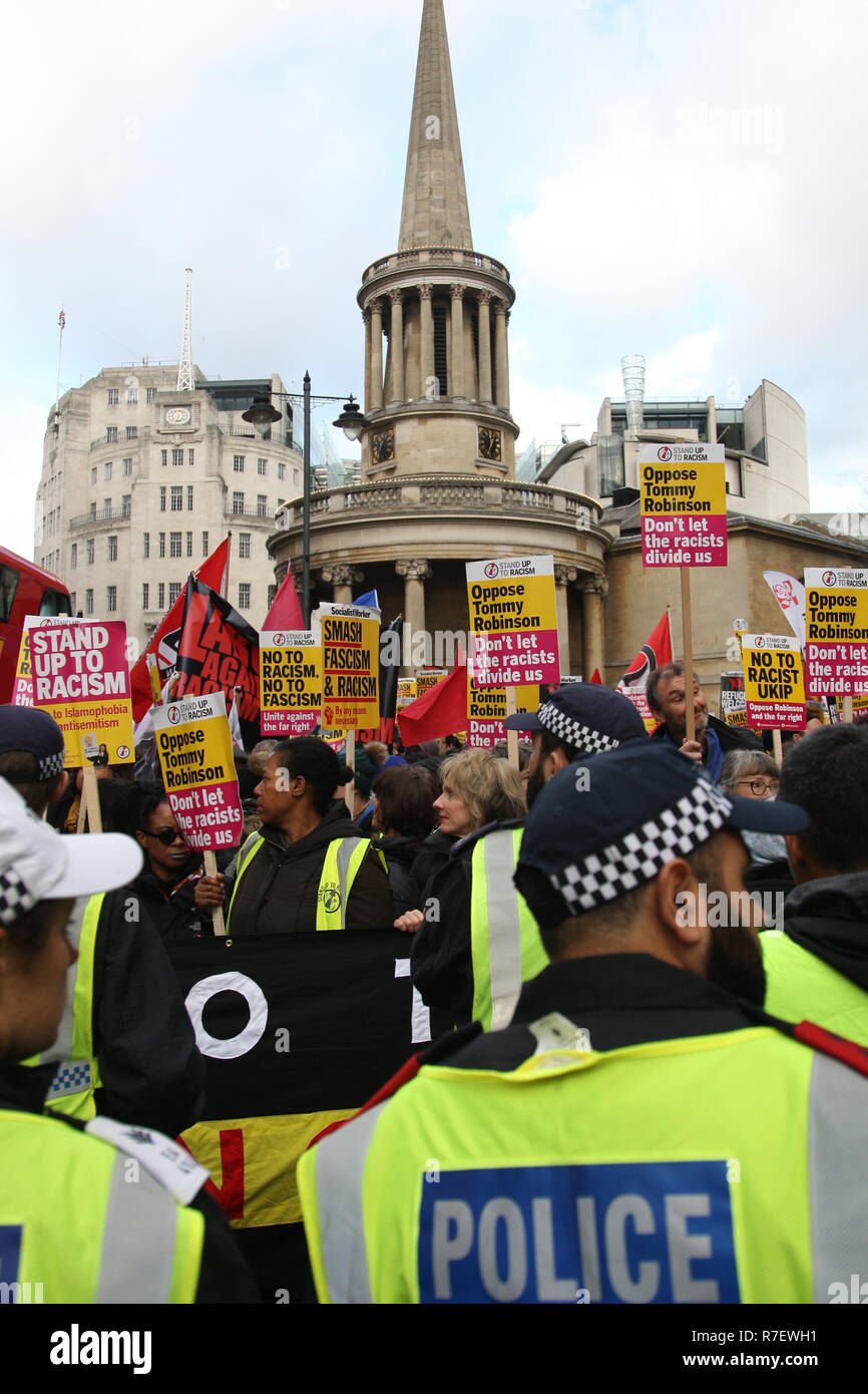 Londres, Royaume-Uni, 9 décembre 2018. Une démonstration que les organisateurs décrit comme pour tous les anti-fascistes, indépendamment de leurs positions en congé/rester sur Brexit, s'oppose à 'Tommy Robinson, le fascisme et le racisme. La marche de la BBC, Portland Place à Whitehall est un compteur de protester contre un appelé par Robinson et l'UKIP. Roland Ravenhill / Alamy Live News Banque D'Images Londres, Royaume-Uni, 9 décembre 2018. Une démonstration que les organisateurs décrit comme pour tous les anti-fascistes, indépendamment de leurs positions en congé/rester sur Brexit, s'oppose à 'Tommy Robinson, le fascisme et le racisme. La marche de la BBC, Portland Place à Whitehall est un compteur de protester contre un appelé par Robinson et l'UKIP. Roland Ravenhill / Alamy Live News Banque D'Images