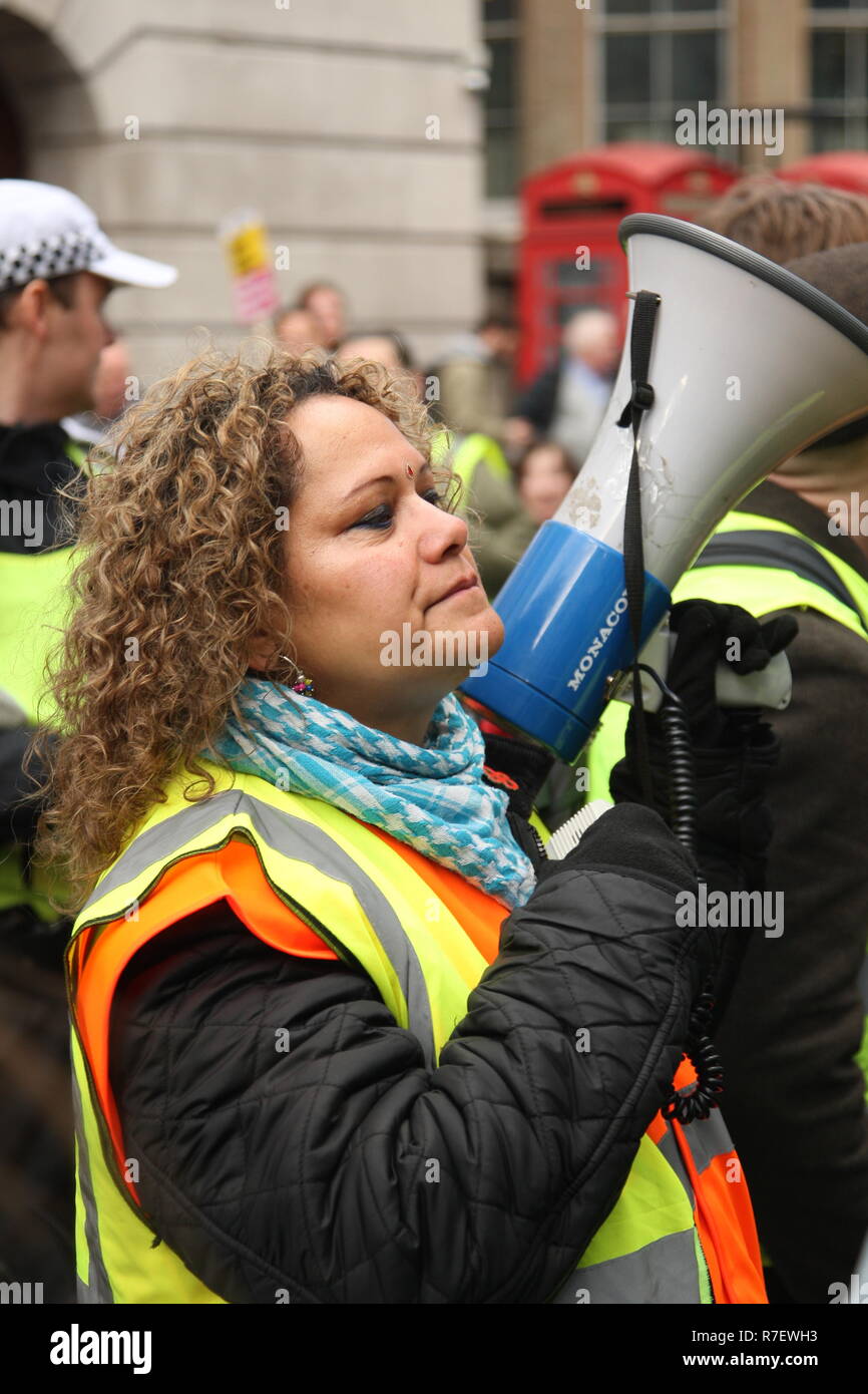 Londres, Royaume-Uni, 9 décembre 2018. Une démonstration que les organisateurs décrit comme pour tous les anti-fascistes, indépendamment de leurs positions en congé/rester sur Brexit, s'oppose à 'Tommy Robinson, le fascisme et le racisme. Un steward conduit le chant. La marche de la BBC, Portland Place à Whitehall est un compteur de protester contre un appelé par Robinson et l'UKIP. Roland Ravenhill / Alamy Live News Banque D'Images Londres, Royaume-Uni, 9 décembre 2018. Une démonstration que les organisateurs décrit comme pour tous les anti-fascistes, indépendamment de leurs positions en congé/rester sur Brexit, s'oppose à 'Tommy Robinson, le fascisme et le racisme. Un steward conduit le chant. La marche de la BBC, Portland Place à Whitehall est un compteur de protester contre un appelé par Robinson et l'UKIP. Roland Ravenhill / Alamy Live News Banque D'Images