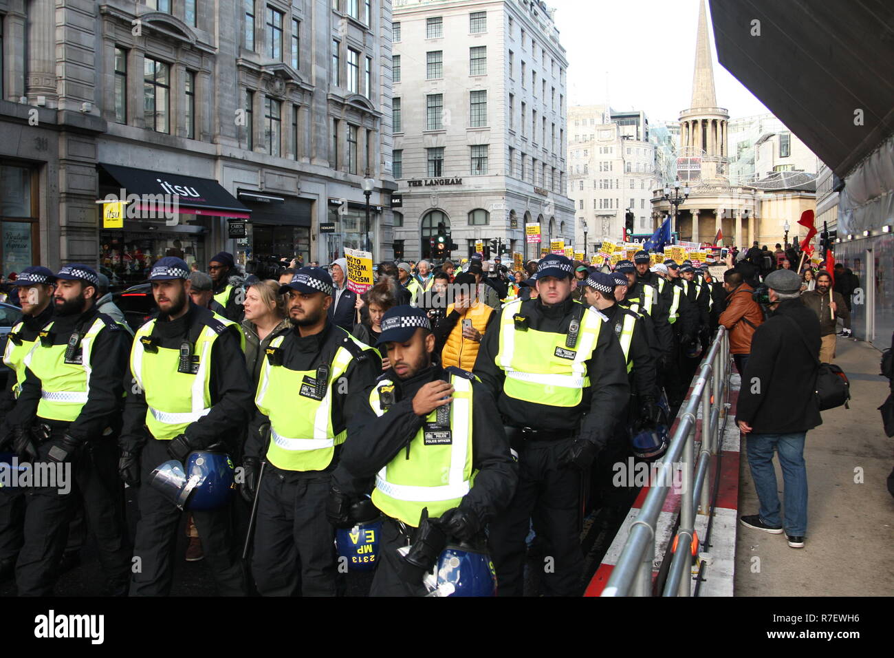 Londres, Royaume-Uni, 9 décembre 2018. Une démonstration que les organisateurs décrit comme pour tous les anti-fascistes, indépendamment de leurs positions en congé/rester sur Brexit, s'oppose à 'Tommy Robinson, le fascisme et le racisme. La marche de la BBC, Portland Place à Whitehall est un compteur de protester contre un appelé par Robinson et l'UKIP, et a été fortement contrôlé. Roland Ravenhill / Alamy Live News Banque D'Images Londres, Royaume-Uni, 9 décembre 2018. Une démonstration que les organisateurs décrit comme pour tous les anti-fascistes, indépendamment de leurs positions en congé/rester sur Brexit, s'oppose à 'Tommy Robinson, le fascisme et le racisme. La marche de la BBC, Portland Place à Whitehall est un compteur de protester contre un appelé par Robinson et l'UKIP, et a été fortement contrôlé. Roland Ravenhill / Alamy Live News Banque D'Images