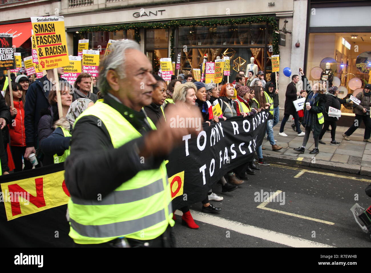 Londres, Royaume-Uni, 9 décembre 2018. Une démonstration que les organisateurs décrit comme pour tous les anti-fascistes, indépendamment de leurs positions en congé/rester sur Brexit, s'oppose à 'Tommy Robinson, le fascisme et le racisme. La marche de la BBC, Portland Place à Whitehall est un compteur de protester contre un appelé par Robinson et l'UKIP. Roland Ravenhill / Alamy Live News Banque D'Images Londres, Royaume-Uni, 9 décembre 2018. Une démonstration que les organisateurs décrit comme pour tous les anti-fascistes, indépendamment de leurs positions en congé/rester sur Brexit, s'oppose à 'Tommy Robinson, le fascisme et le racisme. La marche de la BBC, Portland Place à Whitehall est un compteur de protester contre un appelé par Robinson et l'UKIP. Roland Ravenhill / Alamy Live News Banque D'Images