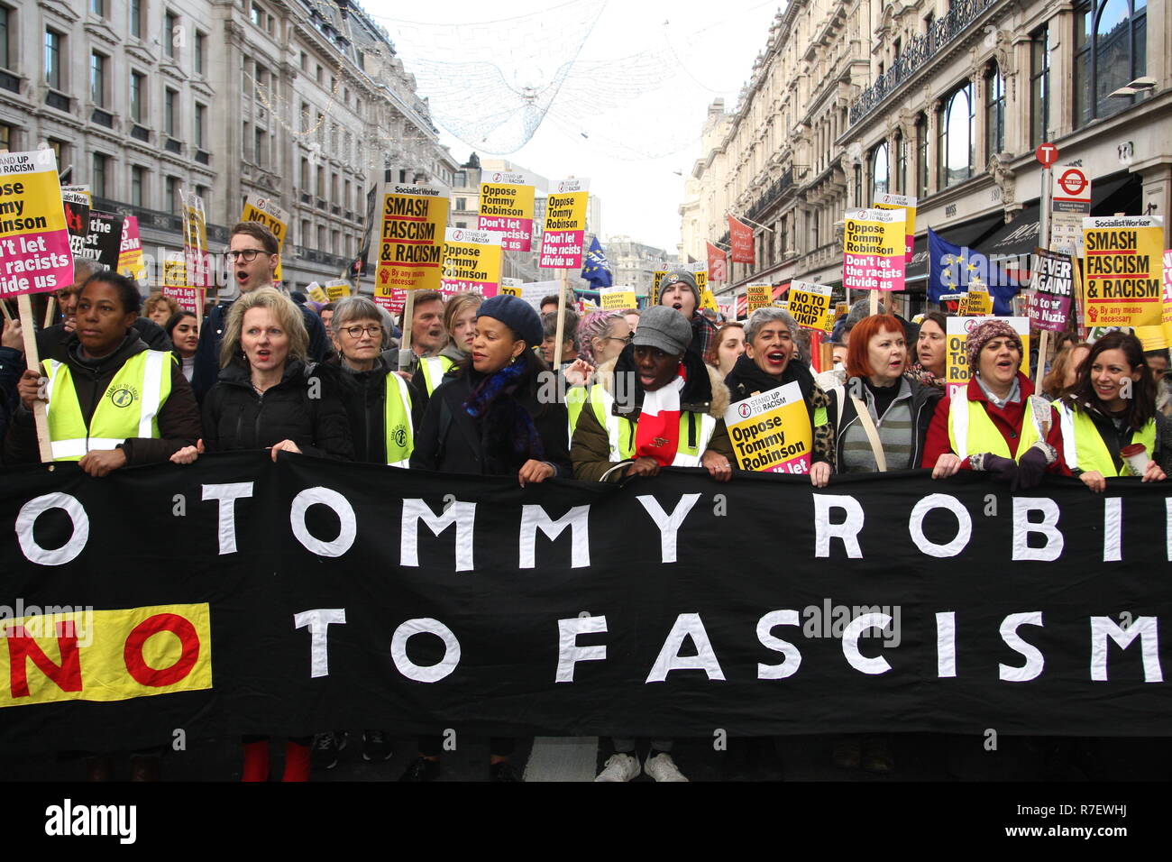Londres, Royaume-Uni, 9 décembre 2018. Une démonstration que les organisateurs décrit comme pour tous les anti-fascistes, indépendamment de leurs positions en congé/rester sur Brexit, s'oppose à 'Tommy Robinson, le fascisme et le racisme. La marche de la BBC, Portland Place à Whitehall est un compteur de protester contre un appelé par Robinson et l'UKIP. Roland Ravenhill / Alamy Live News Banque D'Images Londres, Royaume-Uni, 9 décembre 2018. Une démonstration que les organisateurs décrit comme pour tous les anti-fascistes, indépendamment de leurs positions en congé/rester sur Brexit, s'oppose à 'Tommy Robinson, le fascisme et le racisme. La marche de la BBC, Portland Place à Whitehall est un compteur de protester contre un appelé par Robinson et l'UKIP. Roland Ravenhill / Alamy Live News Banque D'Images