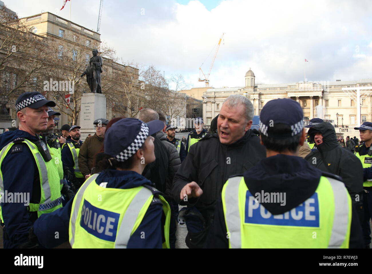 Londres, Royaume-Uni, 9 décembre 2018. Une démonstration que les organisateurs décrit comme pour tous les anti-fascistes, indépendamment de leurs positions en congé/rester sur Brexit, s'oppose à 'Tommy Robinson, le fascisme et le racisme. La marche de la BBC, Portland Place à Whitehall est un compteur de protester contre un appelé par Robinson et imagée de l'UKIP est l'un des partisans de Robinson se disputer avec un policier après avoir été empêché de se rendre près de l'anti racisme protestataire.. Roland Ravenhill / Alamy Live News Banque D'Images Londres, Royaume-Uni, 9 décembre 2018. Une démonstration que les organisateurs décrit comme pour tous les anti-fascistes, indépendamment de leurs positions en congé/rester sur Brexit, s'oppose à 'Tommy Robinson, le fascisme et le racisme. La marche de la BBC, Portland Place à Whitehall est un compteur de protester contre un appelé par Robinson et imagée de l'UKIP est l'un des partisans de Robinson se disputer avec un policier après avoir été empêché de se rendre près de l'anti racisme protestataire.. Roland Ravenhill / Alamy Live News Banque D'Images
