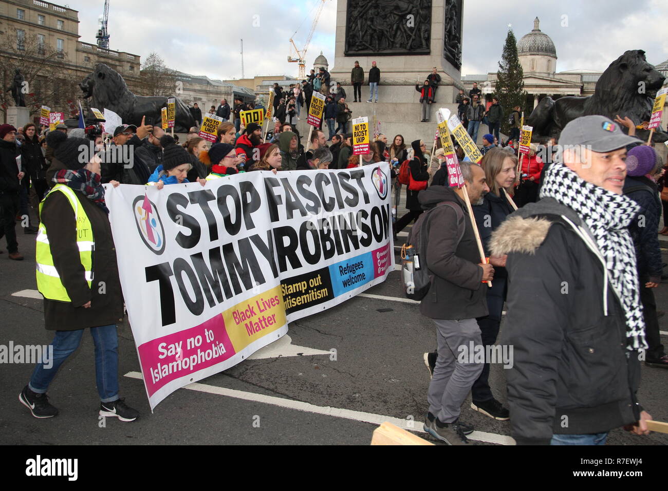 Londres, Royaume-Uni, 9 décembre 2018. Une démonstration que les organisateurs décrit comme pour tous les anti-fascistes, indépendamment de leurs positions en congé/rester sur Brexit, s'oppose à 'Tommy Robinson, le fascisme et le racisme. La marche de la BBC, Portland Place à Whitehall est un compteur de protester contre un appelé par Robinson et l'UKIP. Roland Ravenhill / Alamy Live News Banque D'Images Londres, Royaume-Uni, 9 décembre 2018. Une démonstration que les organisateurs décrit comme pour tous les anti-fascistes, indépendamment de leurs positions en congé/rester sur Brexit, s'oppose à 'Tommy Robinson, le fascisme et le racisme. La marche de la BBC, Portland Place à Whitehall est un compteur de protester contre un appelé par Robinson et l'UKIP. Roland Ravenhill / Alamy Live News Banque D'Images