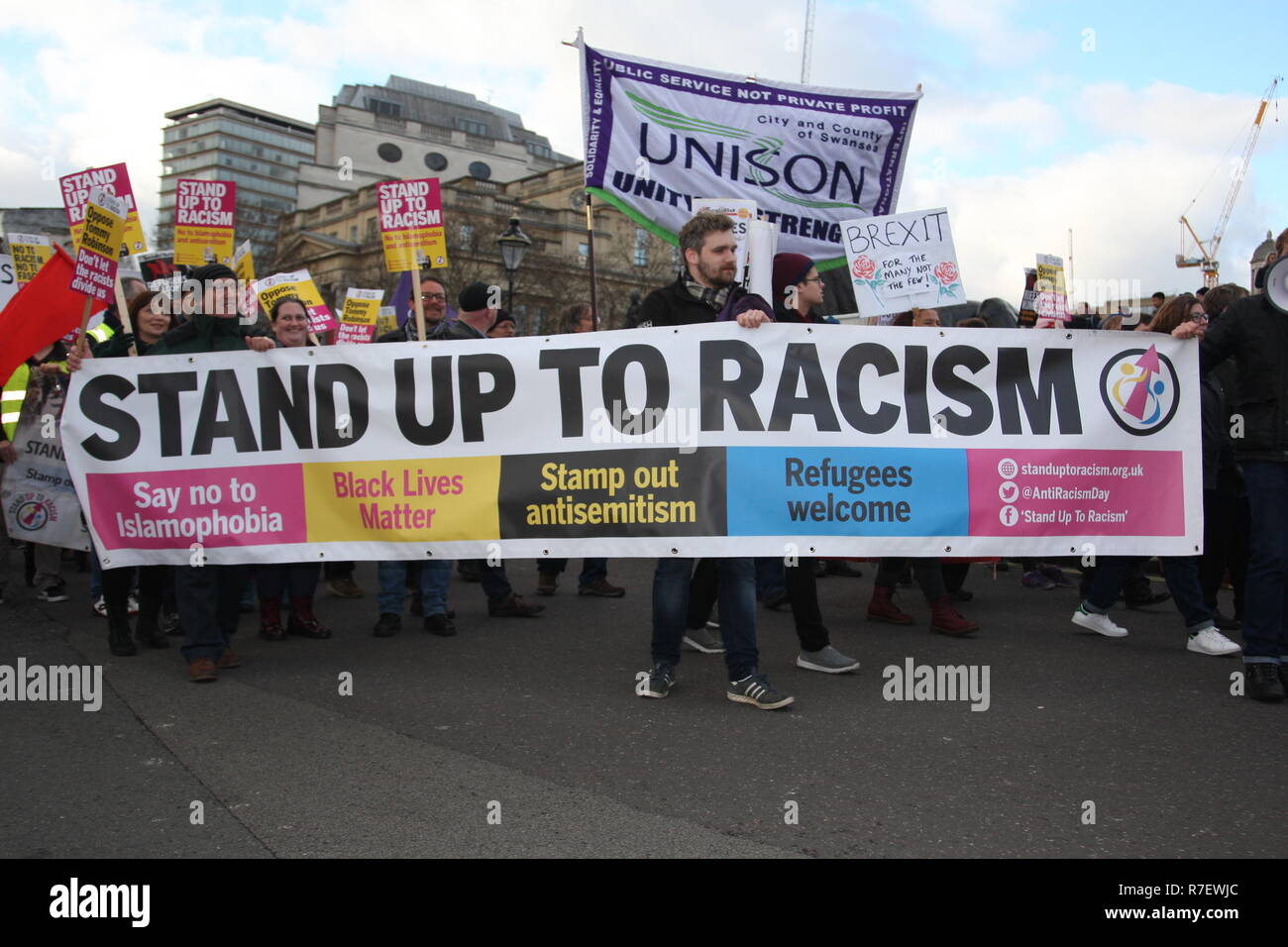 Londres, Royaume-Uni, 9 décembre 2018. Une démonstration que les organisateurs décrit comme pour tous les anti-fascistes, indépendamment de leurs positions en congé/rester sur Brexit, s'oppose à 'Tommy Robinson, le fascisme et le racisme. La marche de la BBC, Portland Place à Whitehall est un compteur de protester contre un appelé par Robinson et l'UKIP. Roland Ravenhill / Alamy Live News Banque D'Images Londres, Royaume-Uni, 9 décembre 2018. Une démonstration que les organisateurs décrit comme pour tous les anti-fascistes, indépendamment de leurs positions en congé/rester sur Brexit, s'oppose à 'Tommy Robinson, le fascisme et le racisme. La marche de la BBC, Portland Place à Whitehall est un compteur de protester contre un appelé par Robinson et l'UKIP. Roland Ravenhill / Alamy Live News Banque D'Images