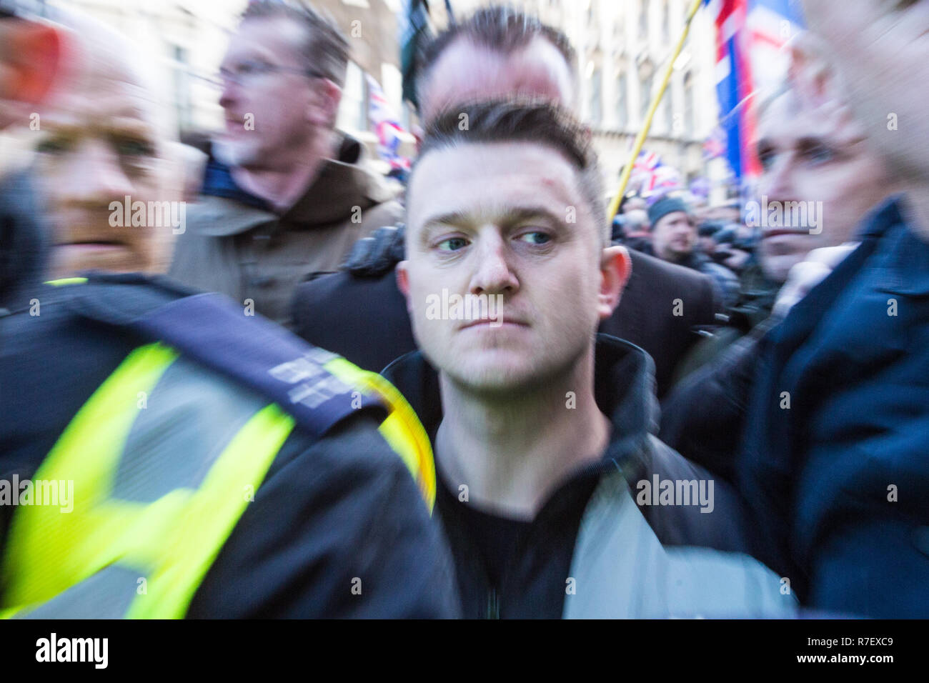 Londres, Royaume-Uni. 9 décembre 2018.Stephen Christopher Yaxley-Lennon, connu sous le pseudonyme de Tommy Robinson avec marches protestataires par Londres sur adossé à l'UKIP Brexit trahison comme démonstration que le vote crucial sur le Brexit traiter à la Chambre des communes se rapproche. Credit : Thabo Jaiyesimi/Alamy Live News Banque D'Images