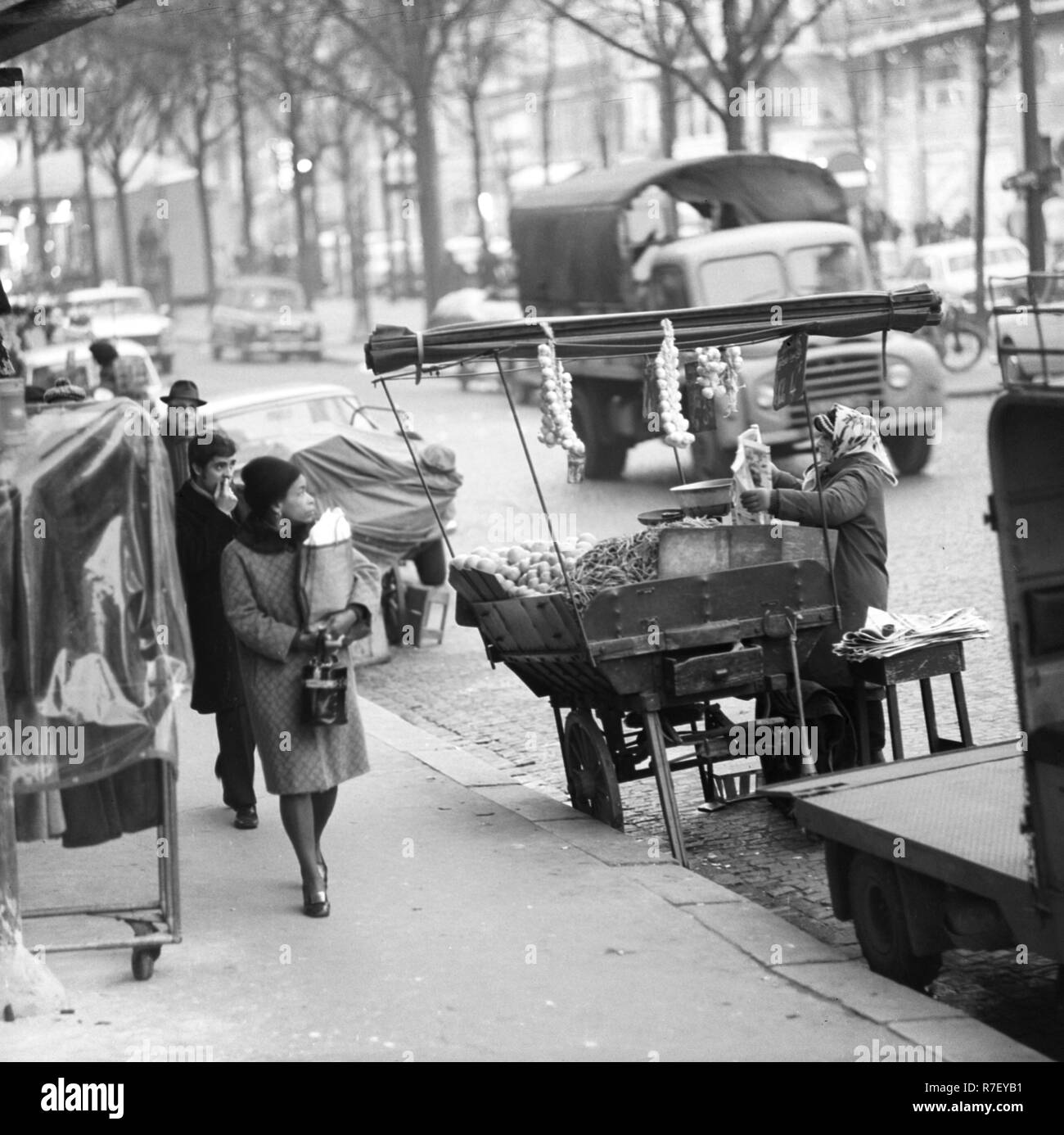 Une femme vend des légumes de son échoppe de marché au Quartier Latin à Paris, France, en novembre 1970. Le Quartier Latin est le traditionnel quartier étudiant à Paris et est situé directement à l'Université de la Sorbonne. Photo : Wilfried Glienke | conditions dans le monde entier Banque D'Images