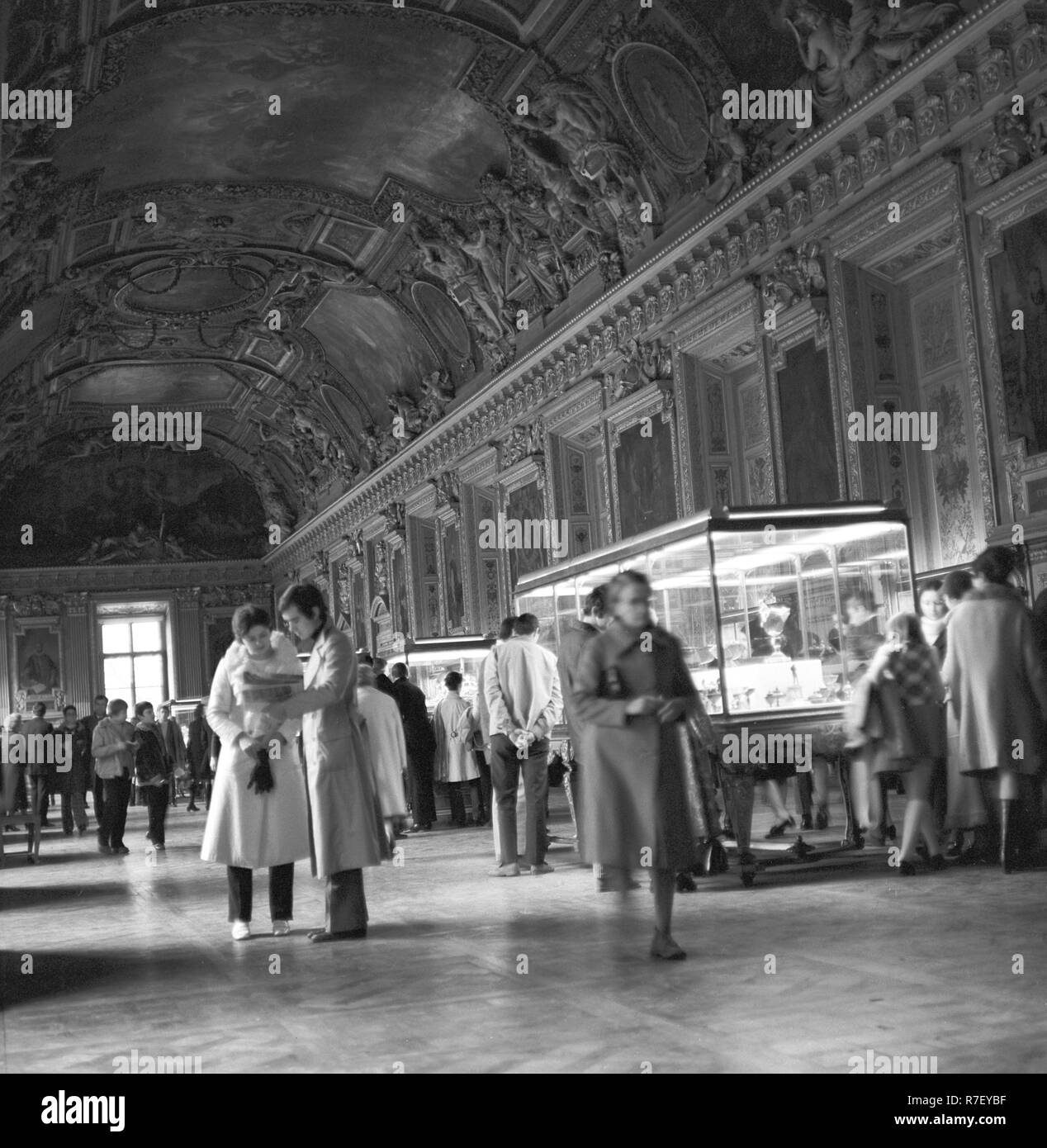Les visiteurs sont représentés dans le musée du Louvre à Paris, France, en novembre 1970. Il est censé être l'un des plus visité des musées du monde. Photo : Wilfried Glienke | conditions dans le monde entier Banque D'Images