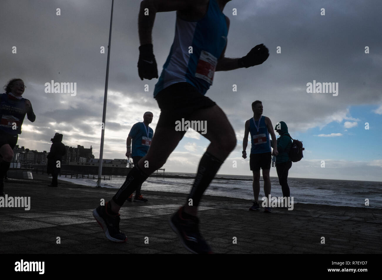 Aberystwyth, Pays de Galles, Royaume-Uni. 9 décembre 2018. 20e anniversaire de l'Aberystwyth à 10 kilomètres à l'exécuter que commencé et terminé sur la promenade d'Aberystwyth sur un vent froid et pluvieux. Crédit : Paul Quayle/Alamy Live News Banque D'Images