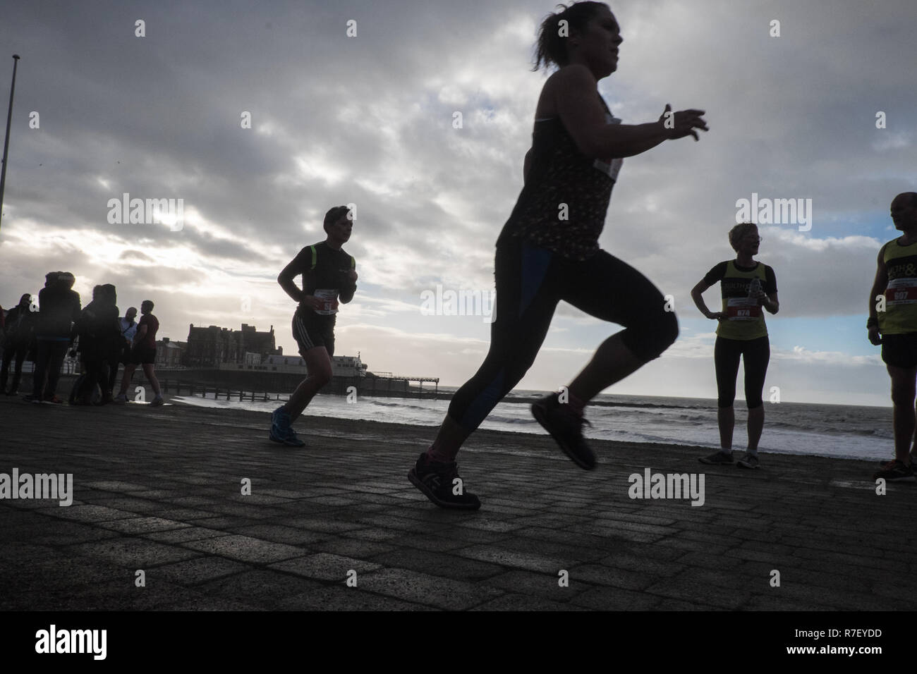 Aberystwyth, Pays de Galles, Royaume-Uni. 9 décembre 2018. 20e anniversaire de l'Aberystwyth à 10 kilomètres à l'exécuter que commencé et terminé sur la promenade d'Aberystwyth sur un vent froid et pluvieux. Crédit : Paul Quayle/Alamy Live News Banque D'Images