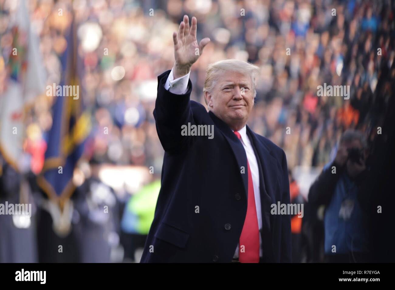 Philadelphie, Pennsylvanie, USA. 9 décembre 2018. Président américain Donald Trump vagues lorsqu'il marche sur le milieu du terrain de jeu avant le 119e match à la marine de l'Armée de Lincoln Financial Field le 8 décembre 2018 à Philadelphie, Pennsylvanie. Credit : Planetpix/Alamy Live News Banque D'Images