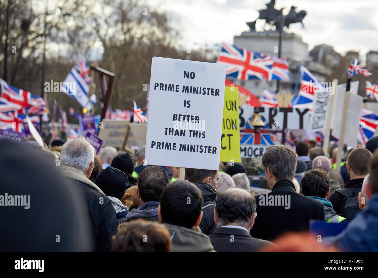 Londres, Royaume-Uni. 9 décembre 2018. Un écriteau, critique de premier ministre Theresa peut tenir en altitude pendant la trahison et Brexit Mars rallye à travers Londres. Crédit : Kevin J. Frost/Alamy Live News Banque D'Images