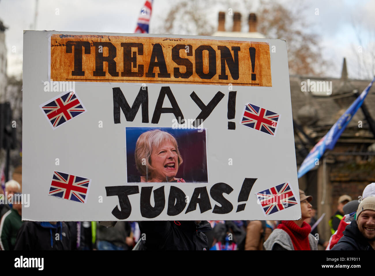 Londres, Royaume-Uni. 9 décembre 2018. Un écriteau, critique de premier ministre Theresa peut tenir en altitude pendant la trahison et Brexit Mars rallye à travers Londres. Crédit : Kevin J. Frost/Alamy Live News Banque D'Images