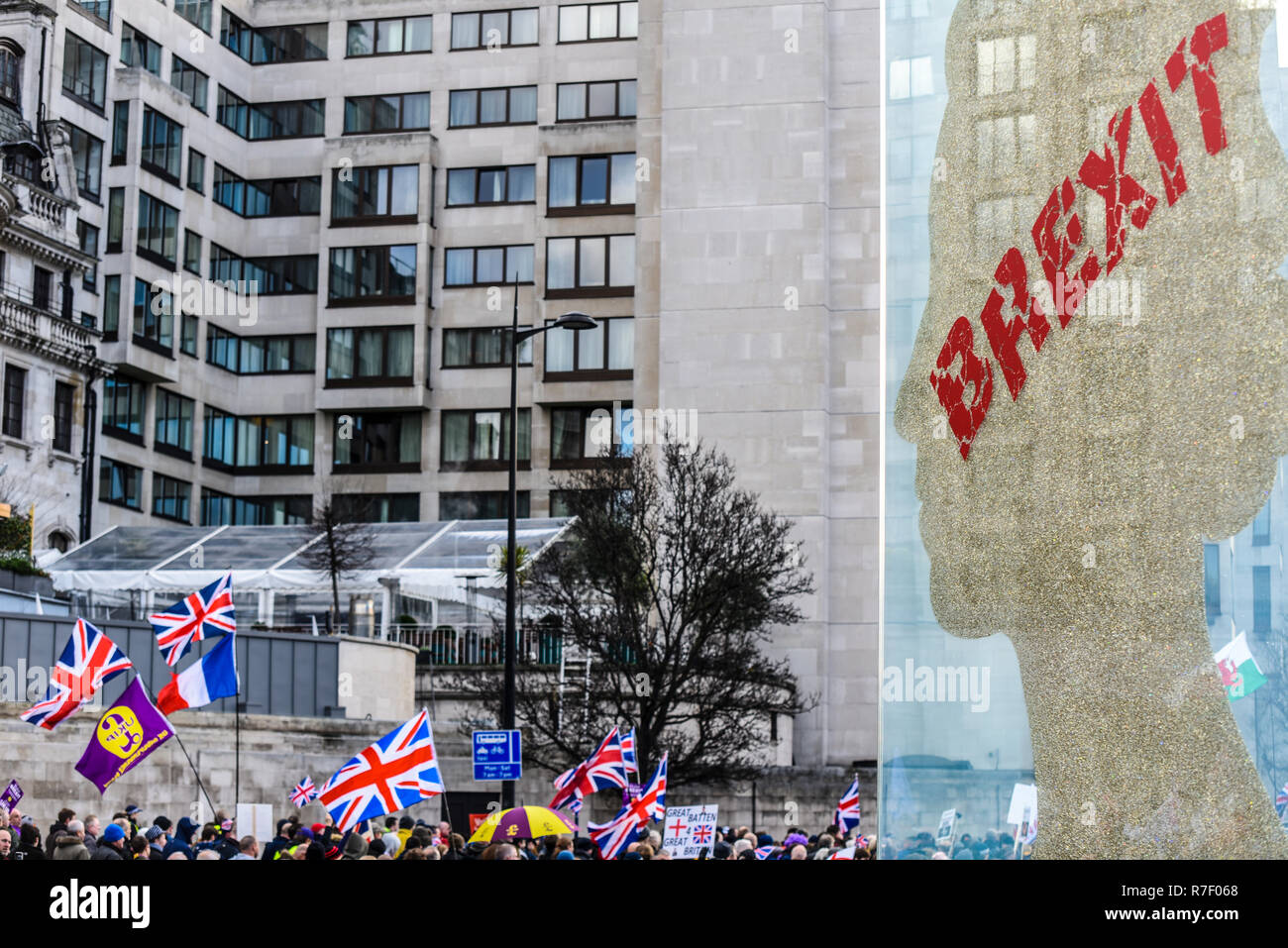 Brexit trahison de mars. Les protestataires ont manifesté à ce qu'ils considèrent comme une trahison par le gouvernement britannique à ne pas suivre à travers avec la sortie de l'UE dans sa totalité après le référendum. Le passage des marcheurs reine tête art installation par Matt Marga barbouillés avec graffiti Brexit Banque D'Images