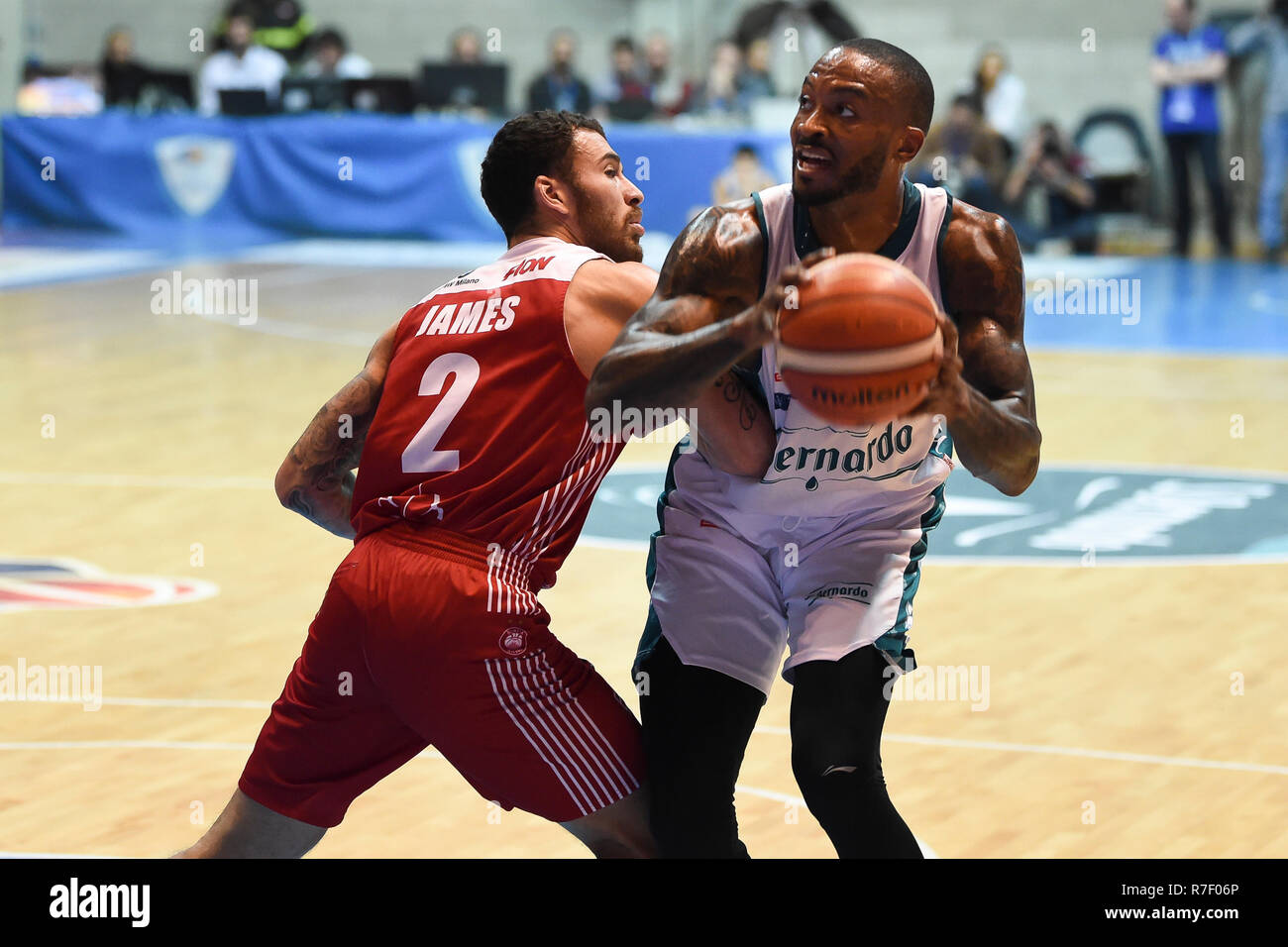 Foto Claudio Grassi - LaPresse 09 dicembre 2018 Desio (Italia) Sport Basket Postemobile Serie A 2018-2019 Panier Acqua San Bernardo Cantu' - AX Armani Exchange Olimpia Milan Nella foto : Ike Udanoh (# 5 Acqua San Bernardo Cantu') vs Mike James (# 2 AX Armani Exchange Milano) Banque D'Images