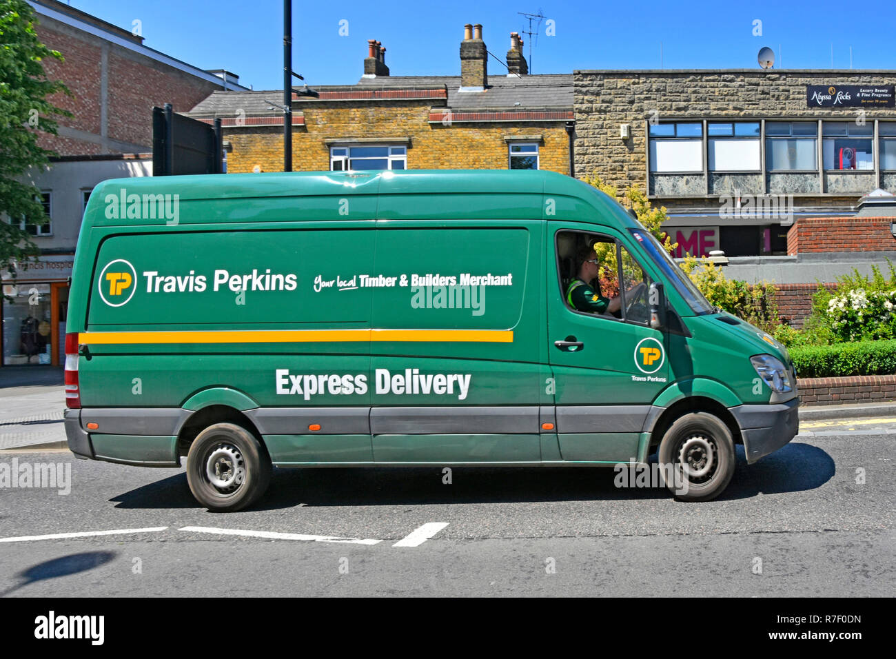 Travis Perkins les constructeurs de machines de matériaux de construction locaux d'affaires de la chaîne de livraison express van & driver high street Brentwood Essex England UK Banque D'Images