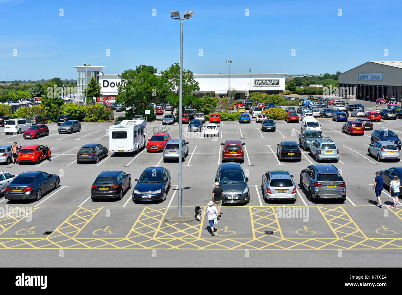Stationnement pour handicapés dans un parking gratuit au centre-ville de détail magasin Superstore warehouse shopping business Grantham Lincolnshire England UK Banque D'Images