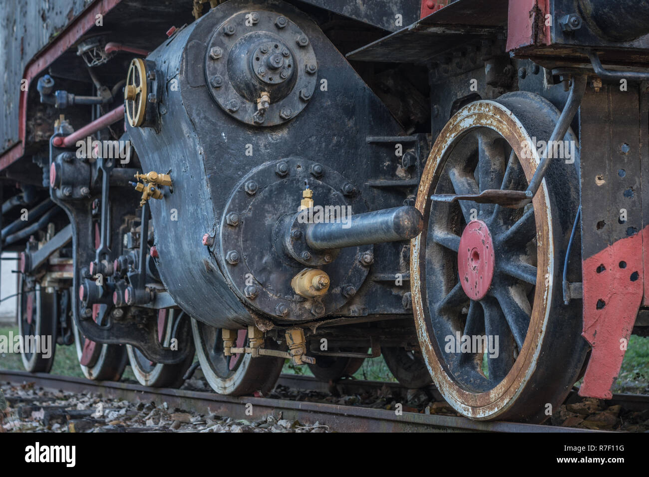 Close-up roues et certaines parties de l'ancienne locomotive à vapeur sur la voie Banque D'Images