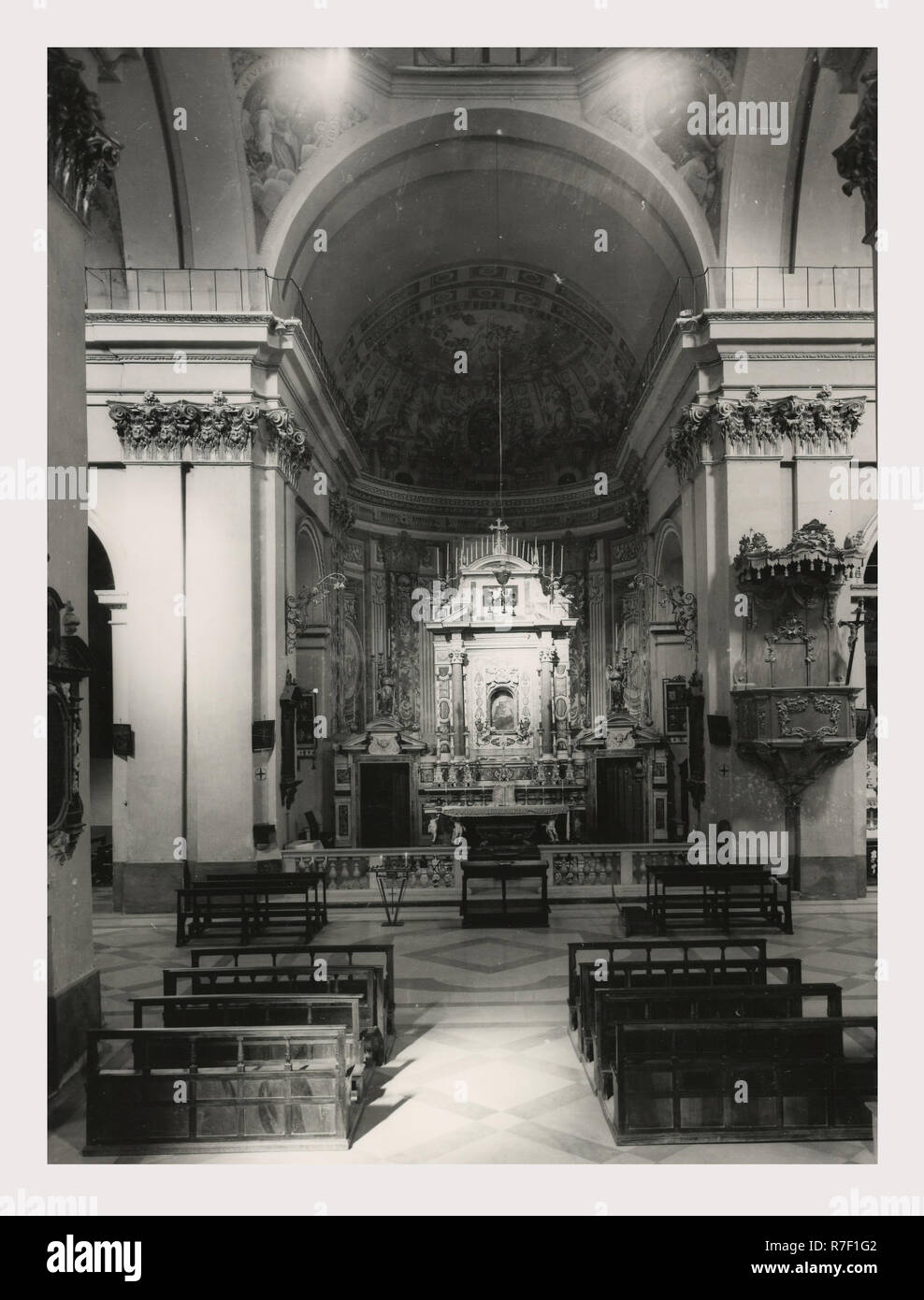 San Severino Marche Macerata Marches Chiesa delle Clarisse, c'est mon l'Italie, l'Italie Pays de l'histoire visuelle, vues extérieures de l'église du 15ème siècle avec sa façade baroque du 17ème siècle. Une vue sur l'intérieur de l'autel principal, quatre chapelles latérales, deux chapelles du transept, dôme du xixe siècle fresques et une fresque de la conque de la conversion de Saul sur le chemin de Damas. L'autel de marbre du 17ème siècle, l'intarsia est soutenue par quatre putti. Le retable rococo porte l'inscription Altare Gregorianum Perpetuum. Vues également d'un orgue doré 17e siècle, chaire, et en l'eau bénite font 1598. 1983 Photo Banque D'Images