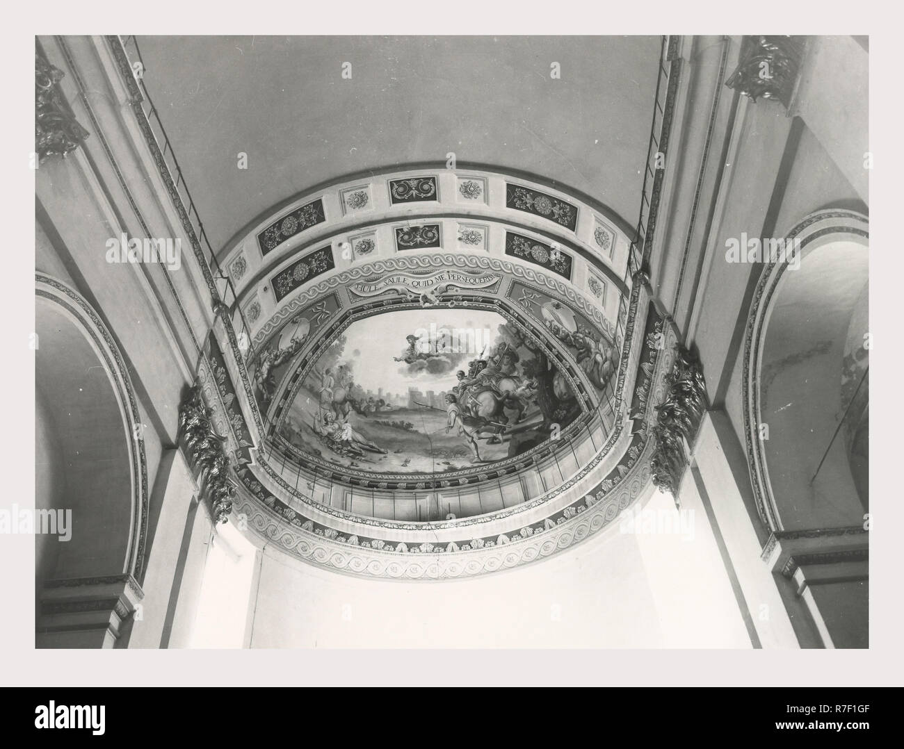 San Severino Marche Macerata Marches Chiesa delle Clarisse, c'est mon l'Italie, l'Italie Pays de l'histoire visuelle, vues extérieures de l'église du 15ème siècle avec sa façade baroque du 17ème siècle. Une vue sur l'intérieur de l'autel principal, quatre chapelles latérales, deux chapelles du transept, dôme du xixe siècle fresques et une fresque de la conque de la conversion de Saul sur le chemin de Damas. L'autel de marbre du 17ème siècle, l'intarsia est soutenue par quatre putti. Le retable rococo porte l'inscription Altare Gregorianum Perpetuum. Vues également d'un orgue doré 17e siècle, chaire, et en l'eau bénite font 1598. 1983 Photo Banque D'Images