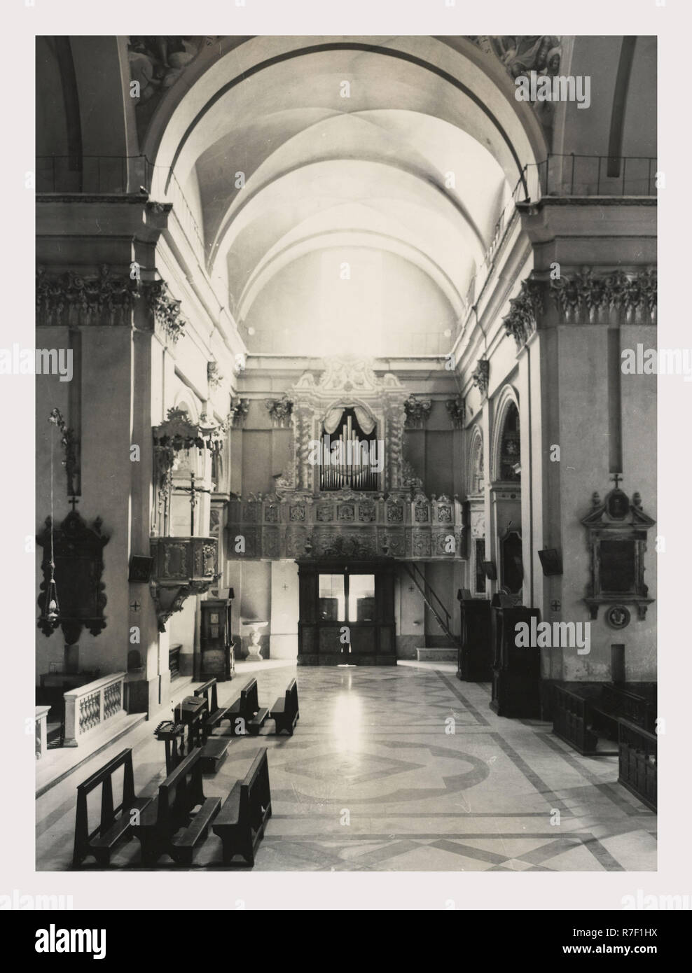 San Severino Marche Macerata Marches Chiesa delle Clarisse, c'est mon l'Italie, l'Italie Pays de l'histoire visuelle, vues extérieures de l'église du 15ème siècle avec sa façade baroque du 17ème siècle. Une vue sur l'intérieur de l'autel principal, quatre chapelles latérales, deux chapelles du transept, dôme du xixe siècle fresques et une fresque de la conque de la conversion de Saul sur le chemin de Damas. L'autel de marbre du 17ème siècle, l'intarsia est soutenue par quatre putti. Le retable rococo porte l'inscription Altare Gregorianum Perpetuum. Vues également d'un orgue doré 17e siècle, chaire, et en l'eau bénite font 1598. 1983 Photo Banque D'Images