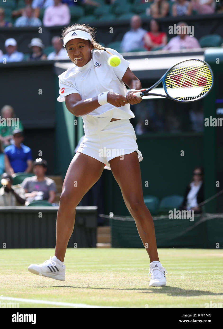 Joueur Japonais Naomi Osaka en action à Wimbledon, Londres, Angleterre, Royaume-Uni. Banque D'Images