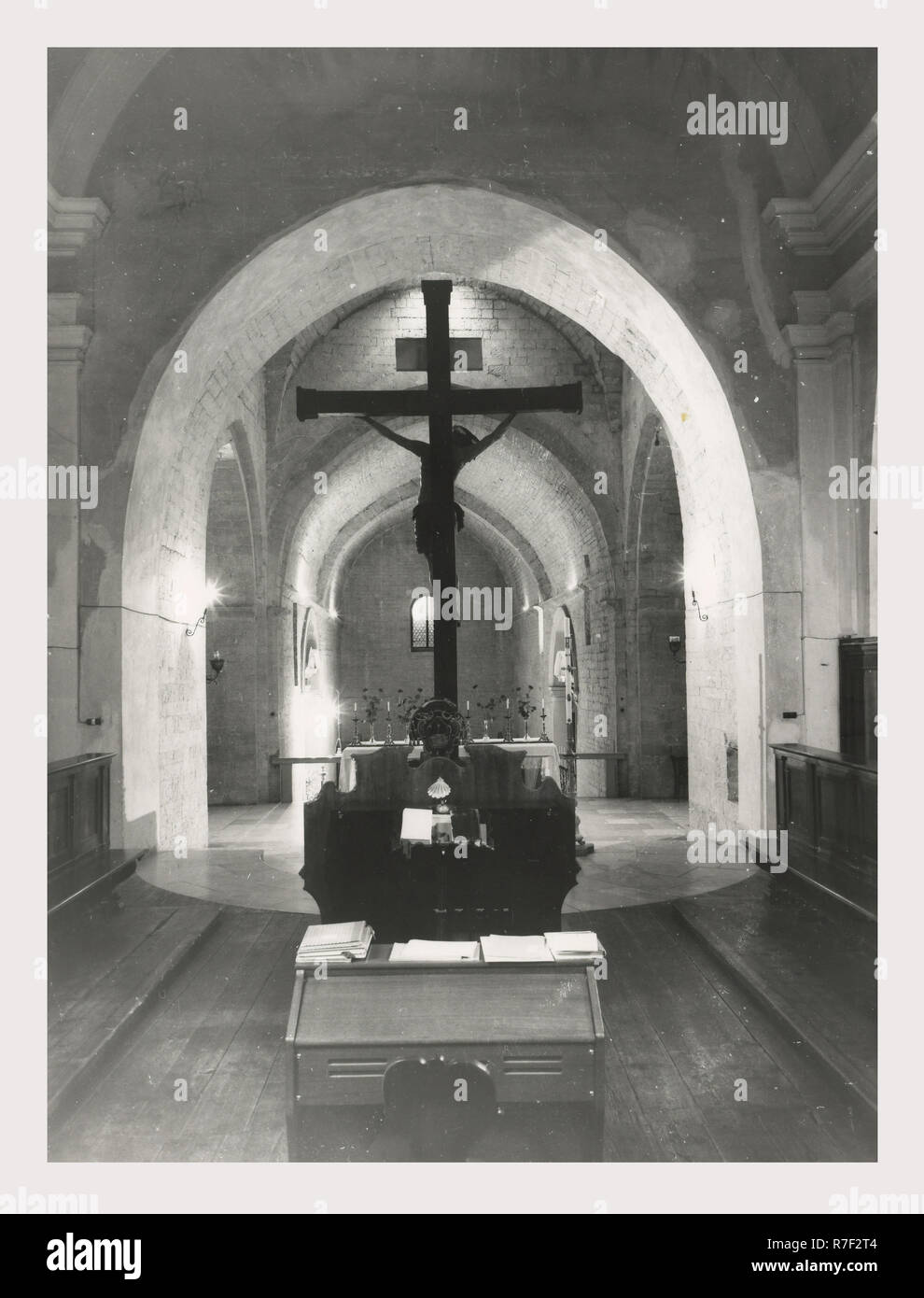 Ancona Marches Serra Sant'Abbondio Eremo di Fonte Avellana, c'est mon l'Italie, l'Italie Pays de l'histoire visuelle, vues extérieures de l'architecture gothique-romane de l'abbaye et le cloître, les bâtiments y compris un clocher 1482. Une vue sur l'intérieur de la première église 9e siècle l'église du xive siècle avec une sculpture polychrome de la crucifixion 1567 le maître-autel en pierre sculptée de 14e siècle, la Sala capitolare, et le réfectoire avec une immense copie de Guido Reni, Le Martyre de saint André. Banque D'Images