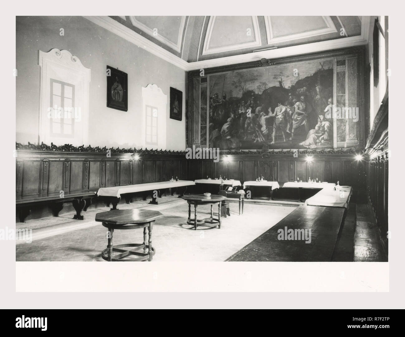 Ancona Marches Serra Sant'Abbondio Eremo di Fonte Avellana, c'est mon l'Italie, l'Italie Pays de l'histoire visuelle, vues extérieures de l'architecture gothique-romane de l'abbaye et le cloître, les bâtiments y compris un clocher 1482. Une vue sur l'intérieur de la première église 9e siècle l'église du xive siècle avec une sculpture polychrome de la crucifixion 1567 le maître-autel en pierre sculptée de 14e siècle, la Sala capitolare, et le réfectoire avec une immense copie de Guido Reni, Le Martyre de saint André. Banque D'Images