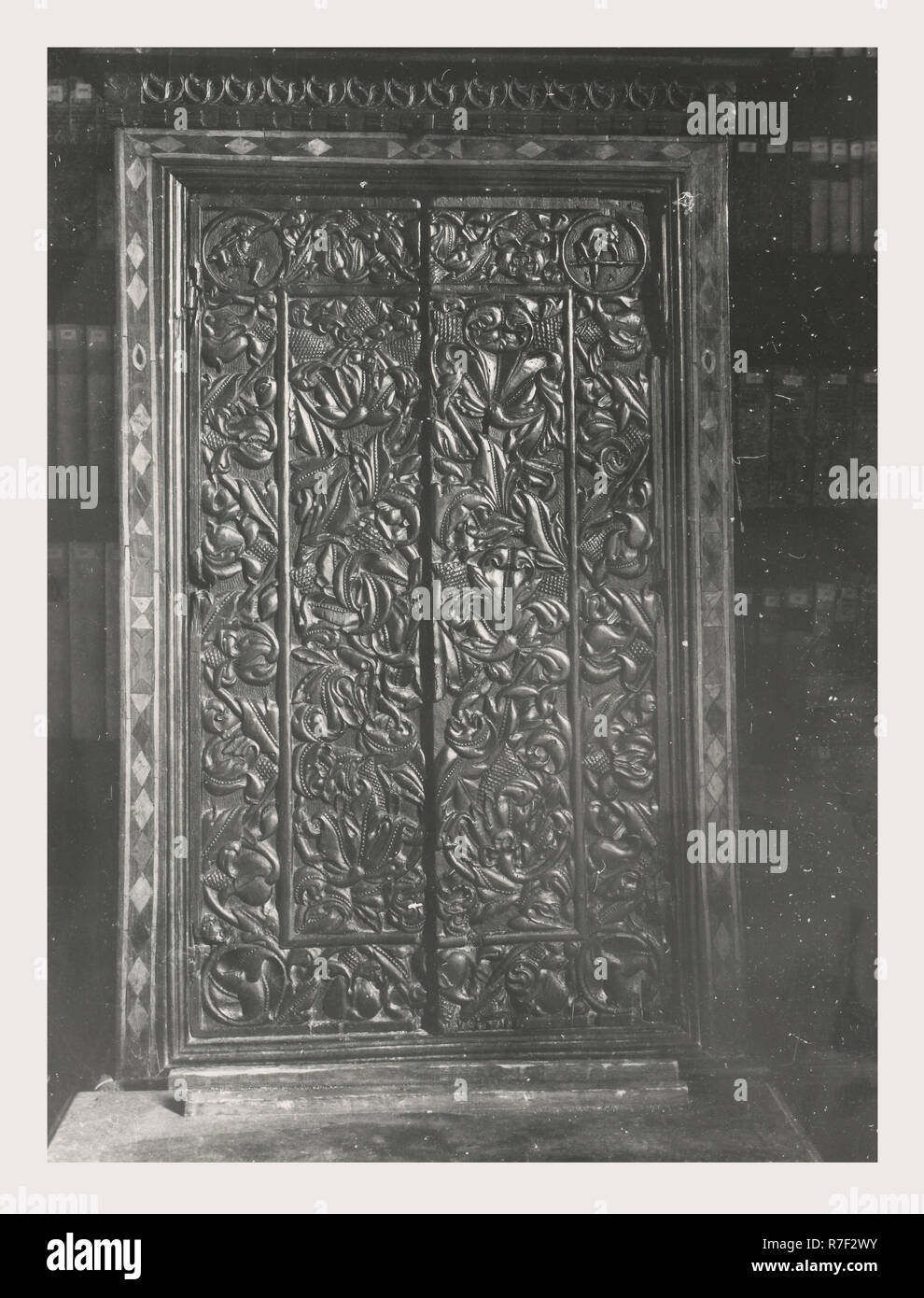 Ancona Marches Serra Sant'Abbondio Eremo di Fonte Avellana, c'est mon l'Italie, l'Italie Pays de l'histoire visuelle, vues extérieures de l'architecture gothique-romane de l'abbaye et le cloître, les bâtiments y compris un clocher 1482. Une vue sur l'intérieur de la première église 9e siècle l'église du xive siècle avec une sculpture polychrome de la crucifixion 1567 le maître-autel en pierre sculptée de 14e siècle, la Sala capitolare, et le réfectoire avec une immense copie de Guido Reni, Le Martyre de saint André. Banque D'Images