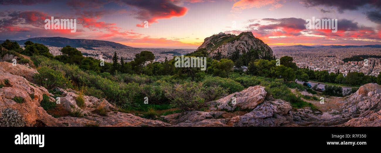 Vue d'Athènes depuis la colline du Lycabette au coucher du soleil, la Grèce. Banque D'Images