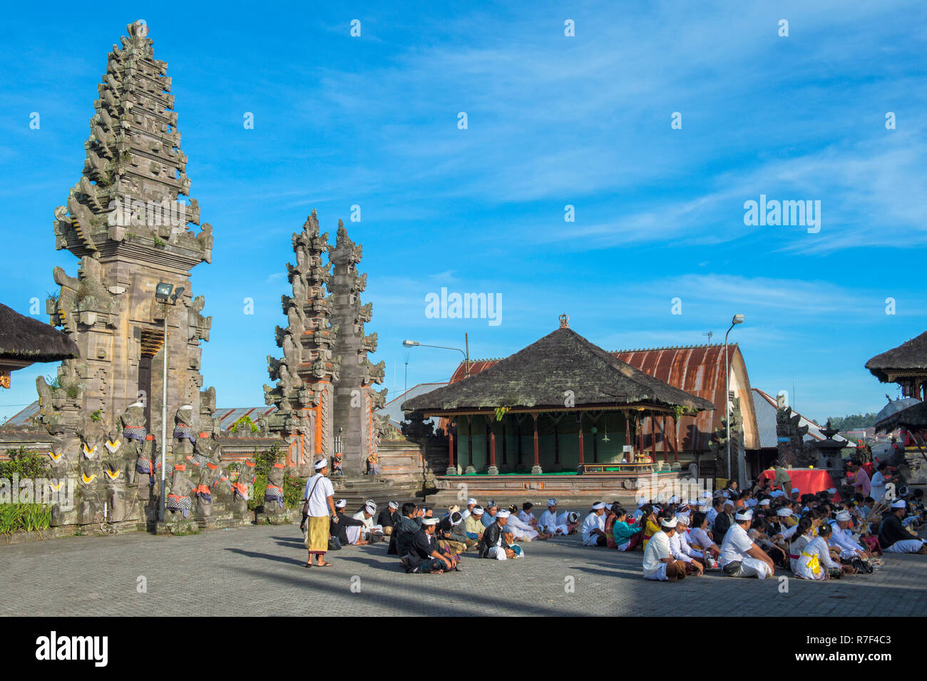 Les croyants dans le Pura Ulun Danu Batur temple, Bali, Indonésie Banque D'Images