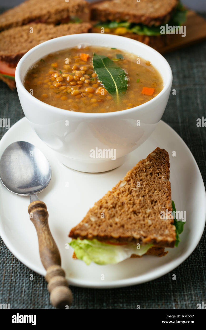 La soupe aux lentilles avec des sandwiches. Banque D'Images