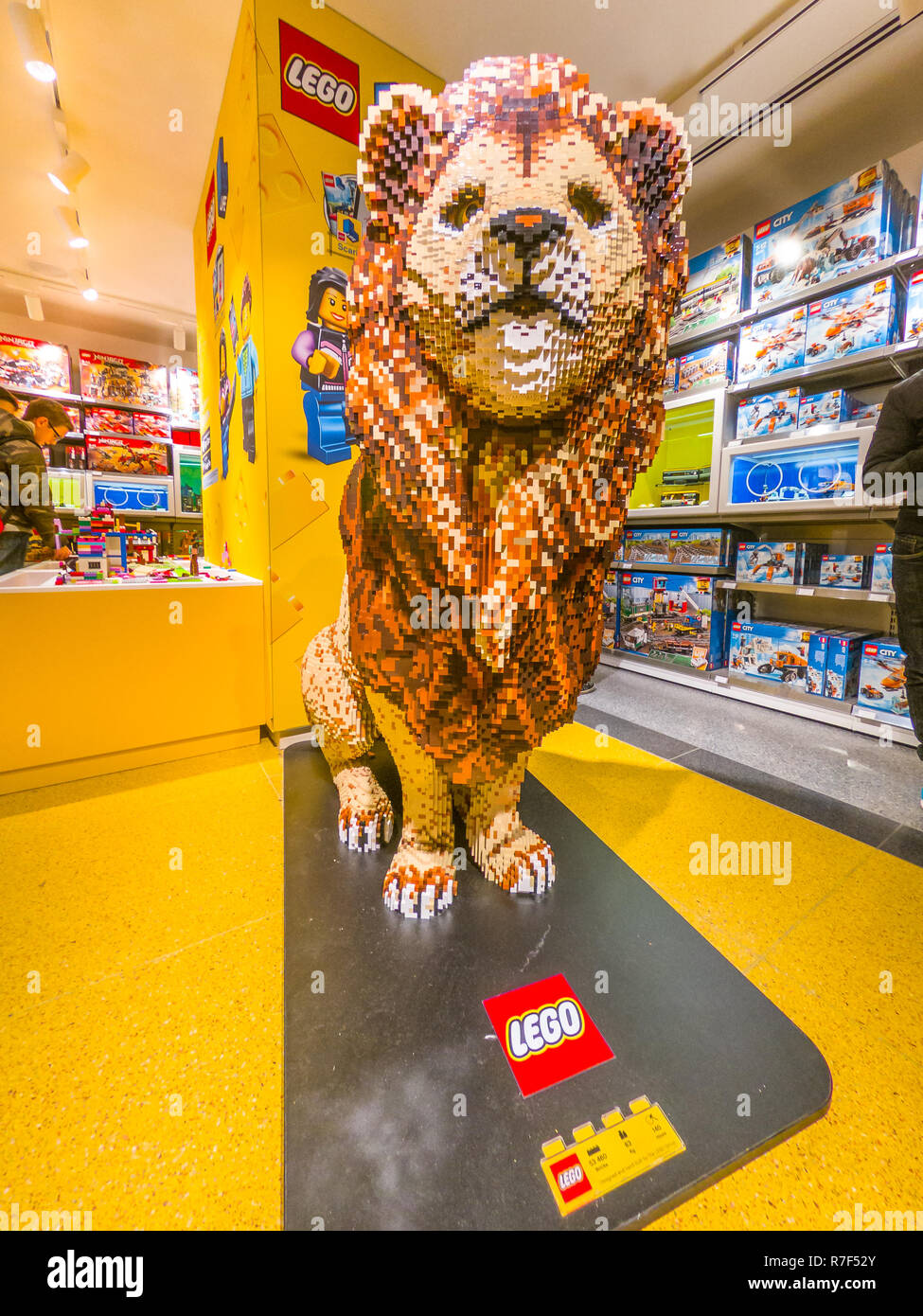 Bologne, Italie - 6 décembre 2018 : Le Roi Lion statue faite de briques Lego  à Bologne. Situé dans la rue Via Indipendenza, inauguré le 6 décembre 2018  au nouveau magasin Lego Photo Stock - Alamy