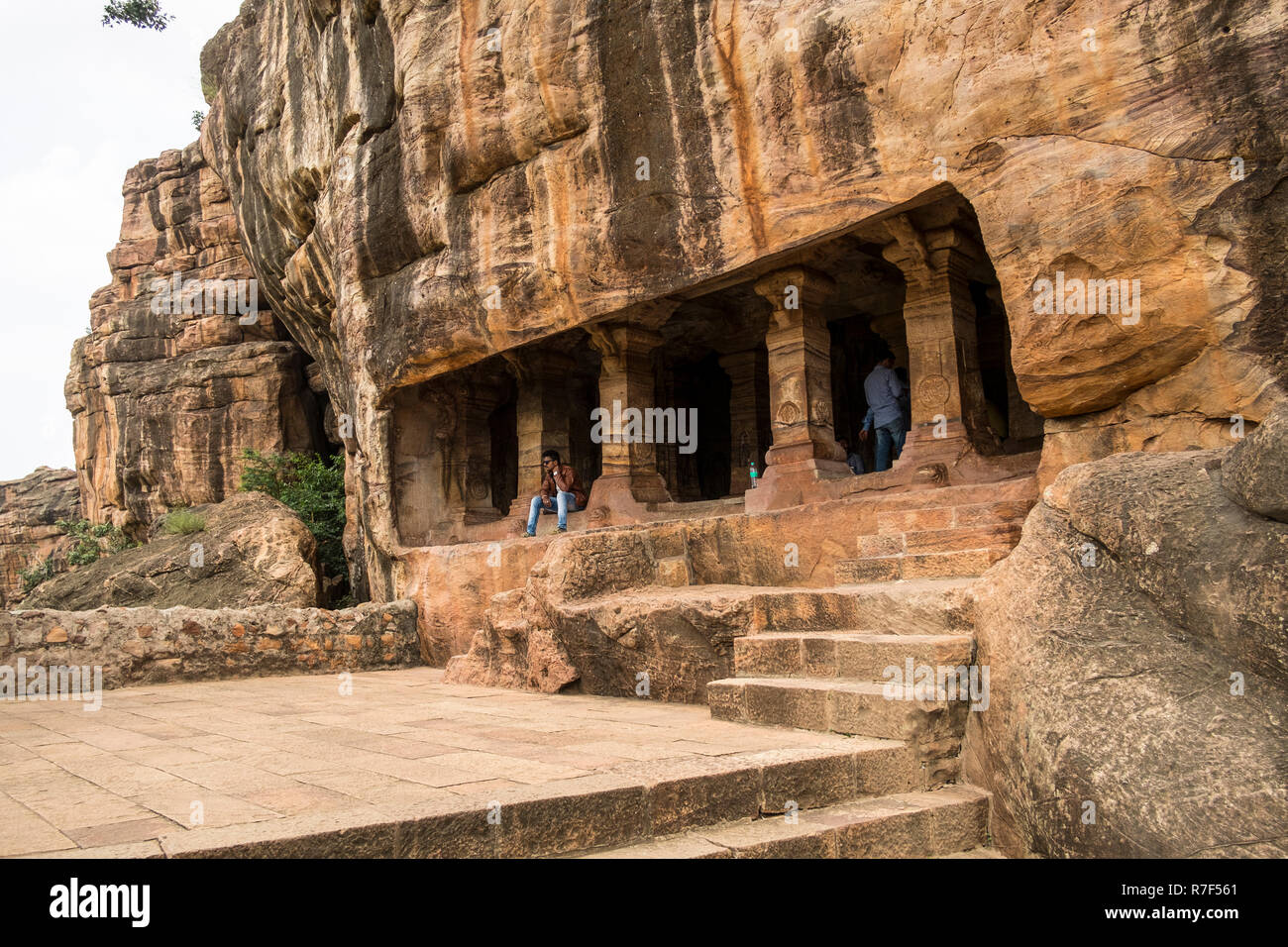 La grotte 4 à Badami est dédié à Jain Tirthankaras. Banque D'Images