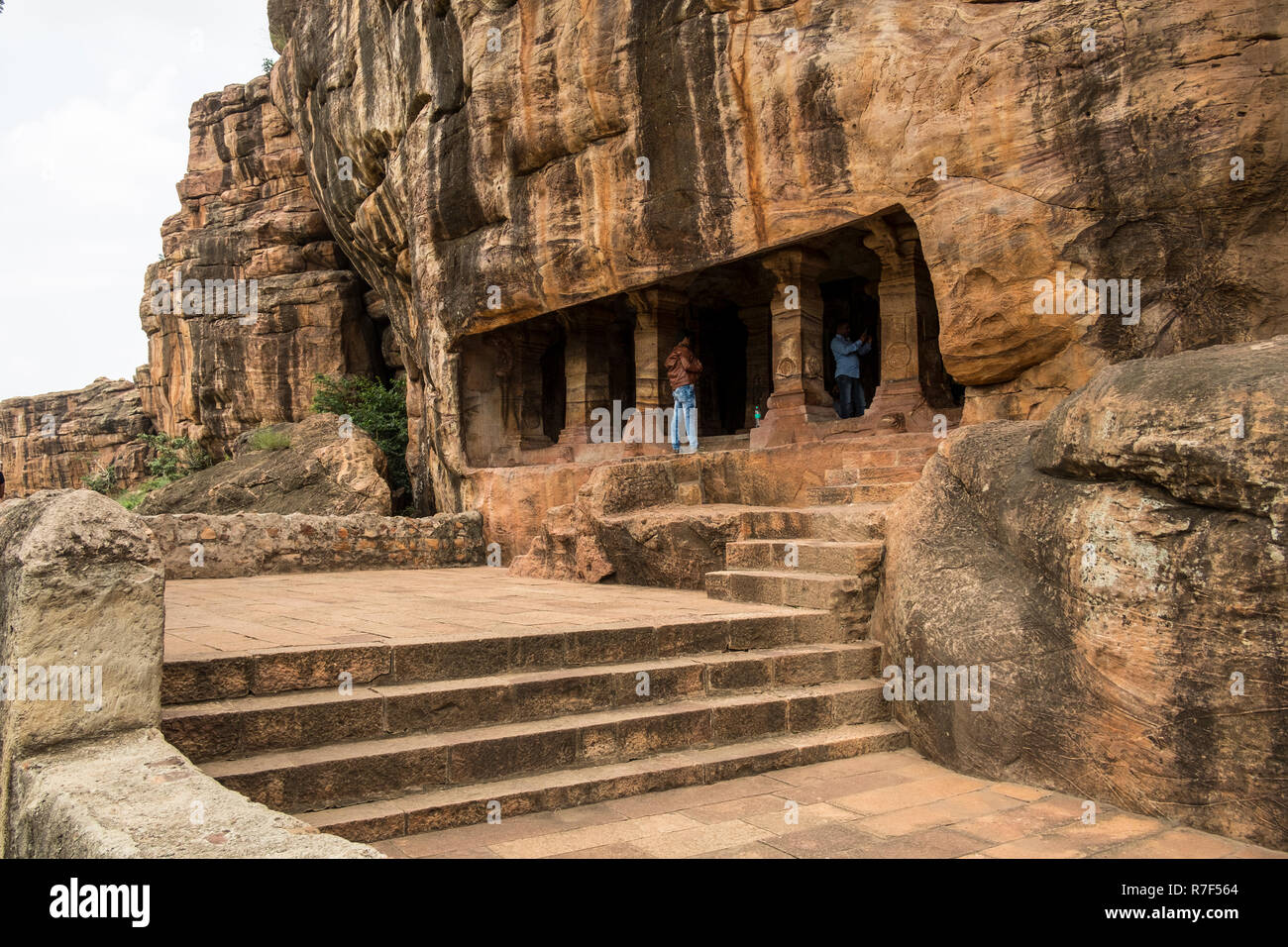 La grotte 4 à Badami est dédié à Jain Tirthankaras. Banque D'Images