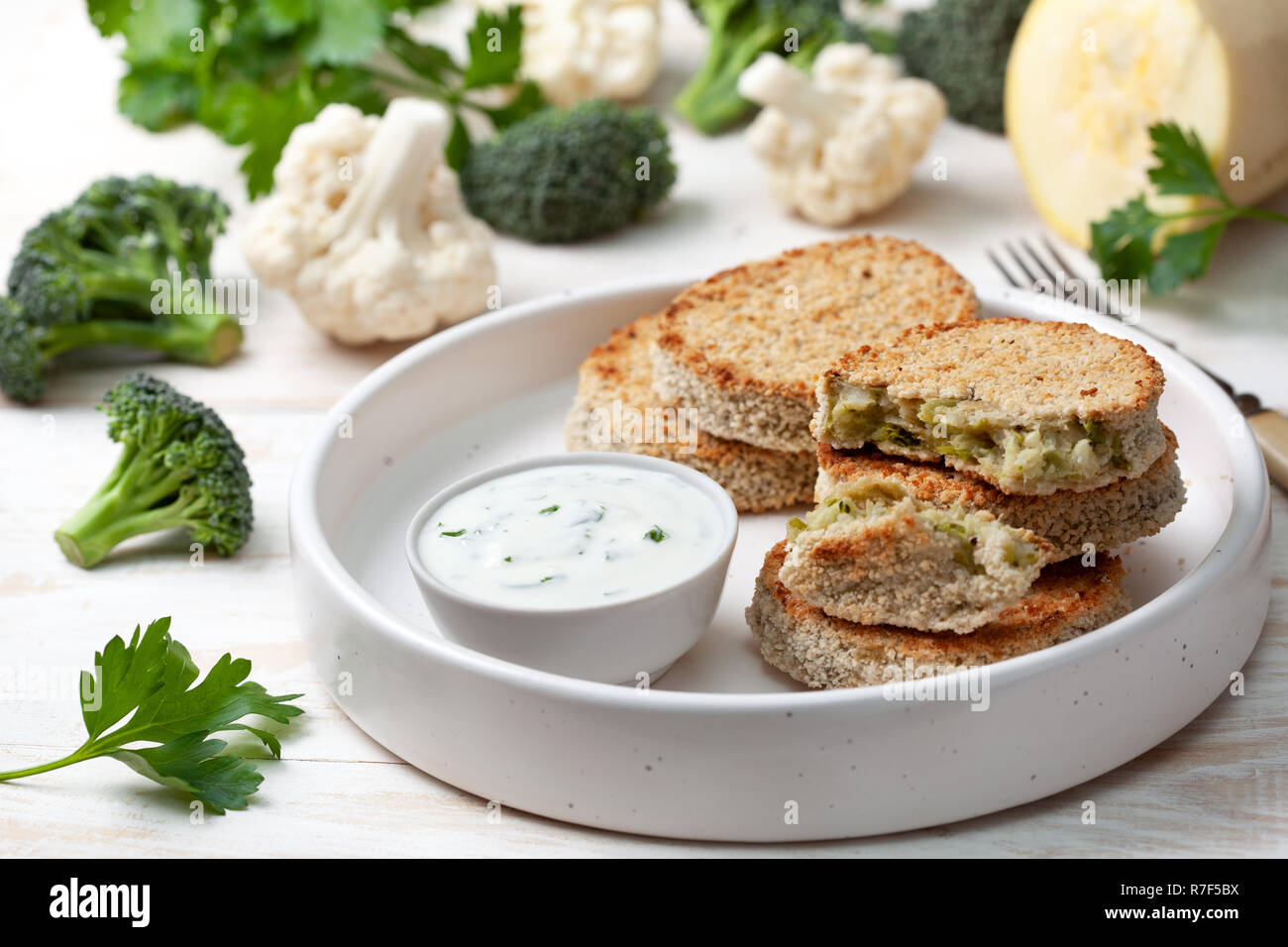 Escalopes de légumes et la sauce dans un bol blanc, chou-fleur, brocoli on a wooden background Banque D'Images