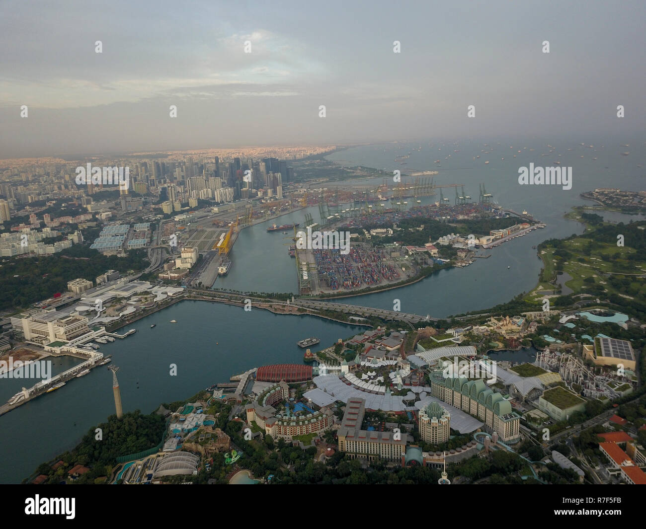 Image aérienne du pont à Sentosa Sentosa (Boardwalk), à partir de la plage de Tanjong, Singapour. Image prise avec un DJI Mavic Pro le 21 août 2018. Banque D'Images