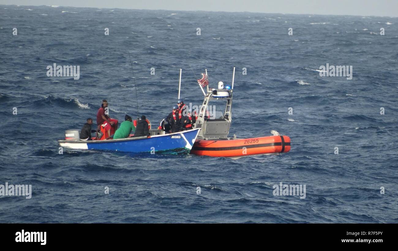 L'équipage de la garde-côte de Donald Horsley secouru six hommes de Saintelucie, 15 mai 2017 à partir de 20 pieds en souffrance le bateau, un temps, à environ 25 milles marins au large de la côte ouest de la Martinique. Les hommes se seraient sauvés ont été à la dérive pendant 13 heures sans nourriture, l'eau et des équipements radio, après leur bateau a manqué d'essence et d'huile moteur sur leur voyage de retour à Sainte-Lucie de Martinique. Banque D'Images