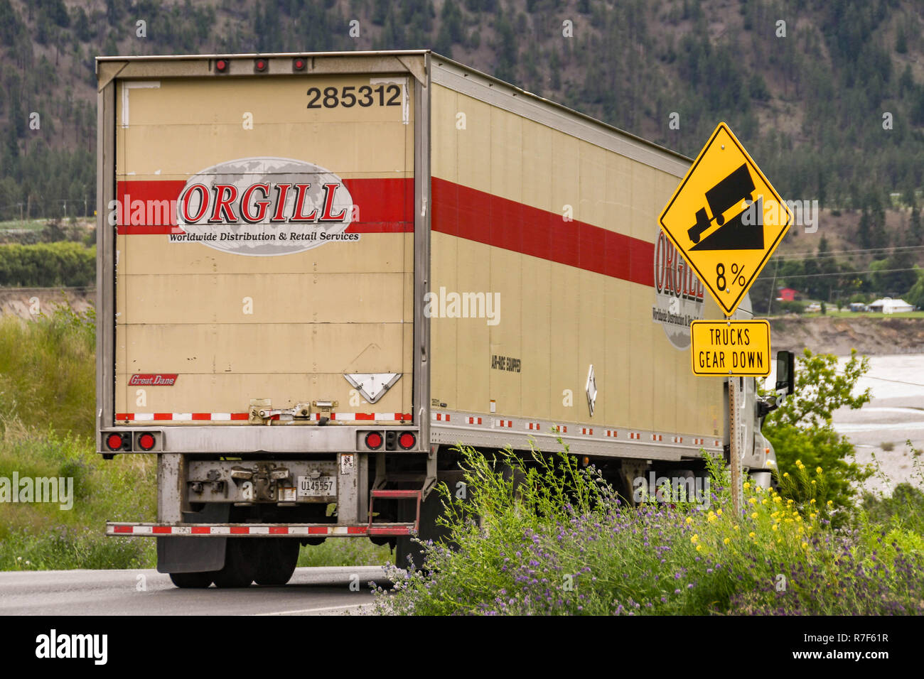 LILOOETT, Colombie-Britannique, Canada - Juin 2018 : grand camion de marchandises passant un signe sur la route en Lilooett les conducteurs d'avertissement d'une colline escarpée. Banque D'Images