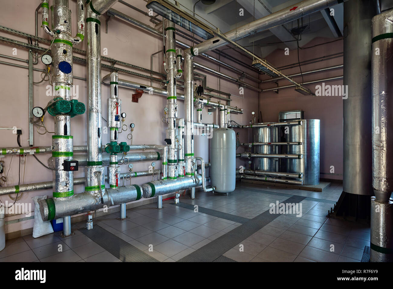 Système de distribution de liquide de refroidissement dans les tuyaux, la distribution de vapeur et d'eau chaude à travers le peigne chaufferie de l'usine de vannes raccords. Banque D'Images