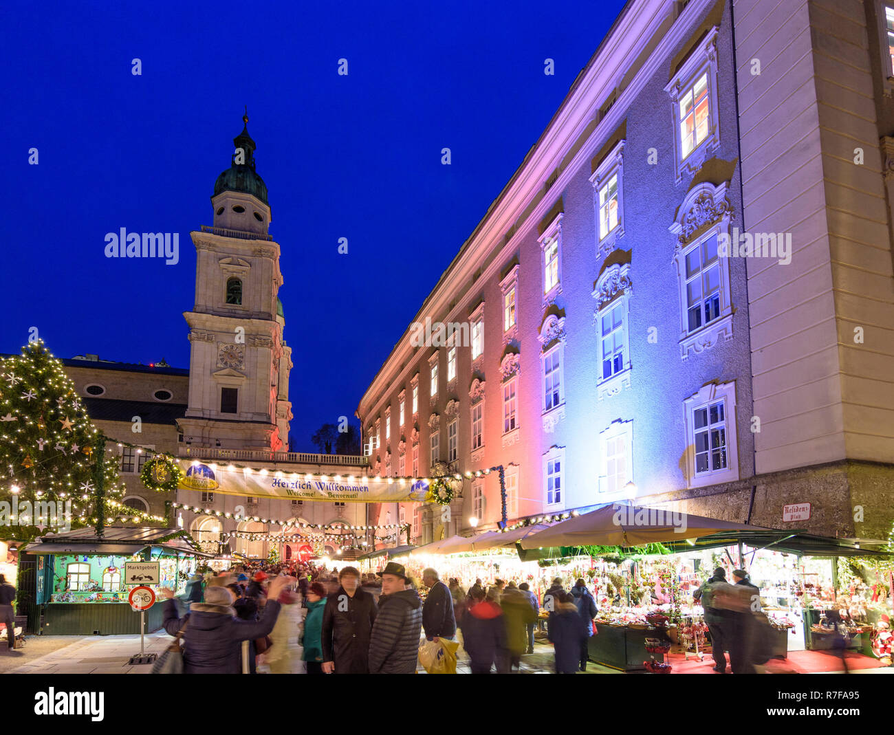 Salzbourg : Marché de Noël Christkindlmarkt (Christkindl-Markt) au square Residenzplatz, en retour Dom (cathédrale), les lumières de Noël à Flachgau, Salzbu Banque D'Images