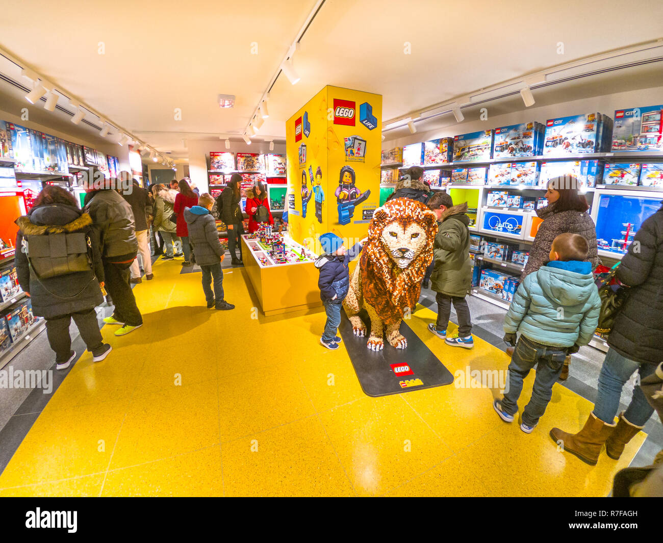 Bologne, Italie - 6 décembre 2018 : inauguration récente du célèbre jouet constructions briques, le Lego Store de la ville de Bologne. Banque D'Images