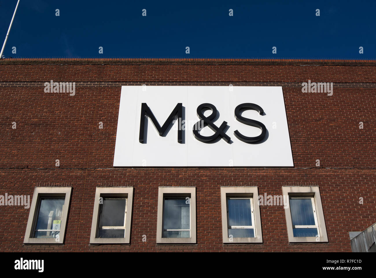 Extérieur avec signe avec logo en une succursale de Marks and Spencer, ou m&s, en Richmond upon Thames, Surrey, Angleterre Banque D'Images