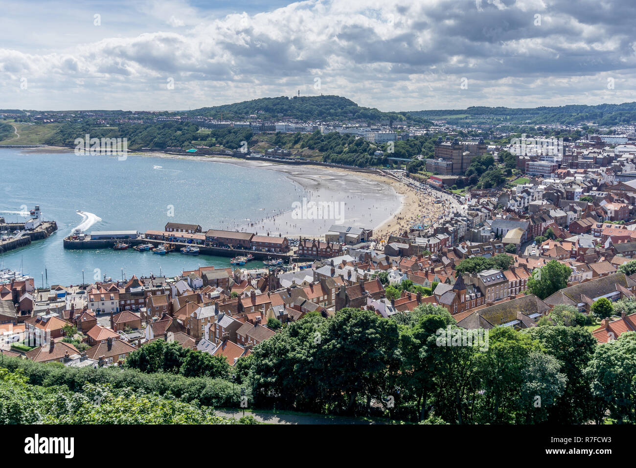 Vue sur la baie de Scarborough, Scarborough, North Yorkshire, Angleterre, Royaume-Uni, Europe Banque D'Images