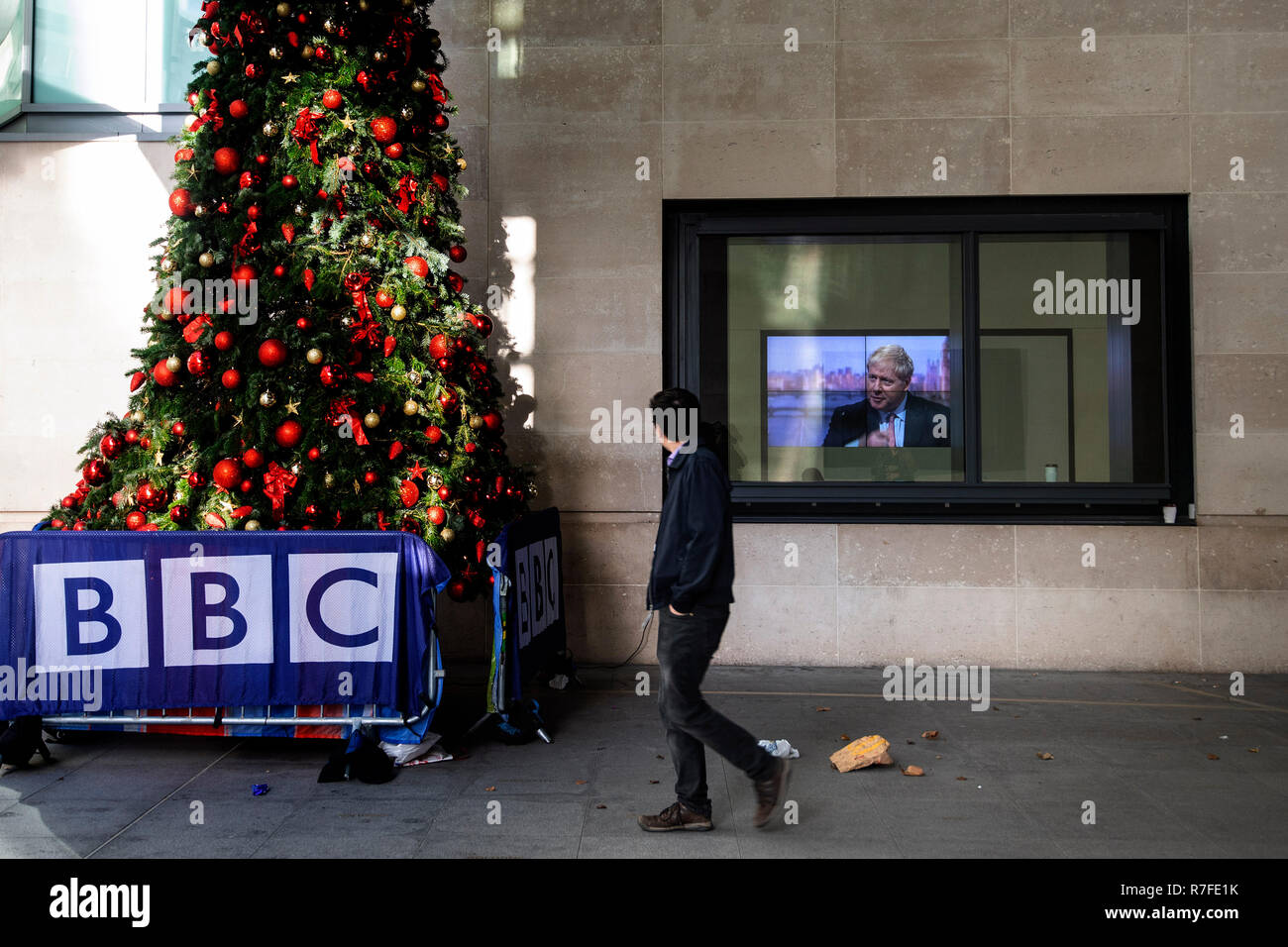 Boris Johnson est vu sur un écran à la BBC à Londres lors d'une apparition à l'Andrew Marr show. Banque D'Images
