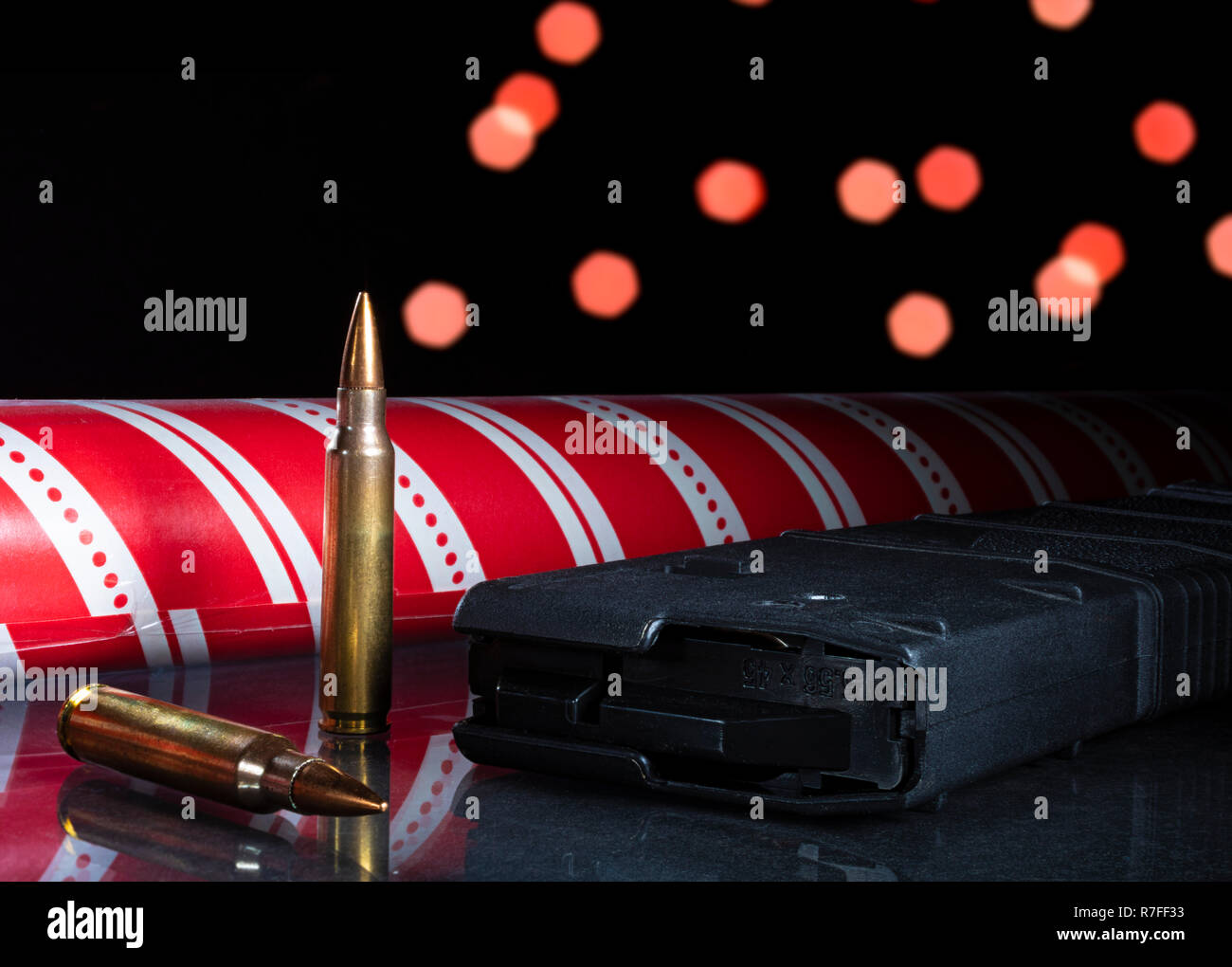 Magazine de fusil d'assaut avec papier d'emballage de Noël Banque D'Images