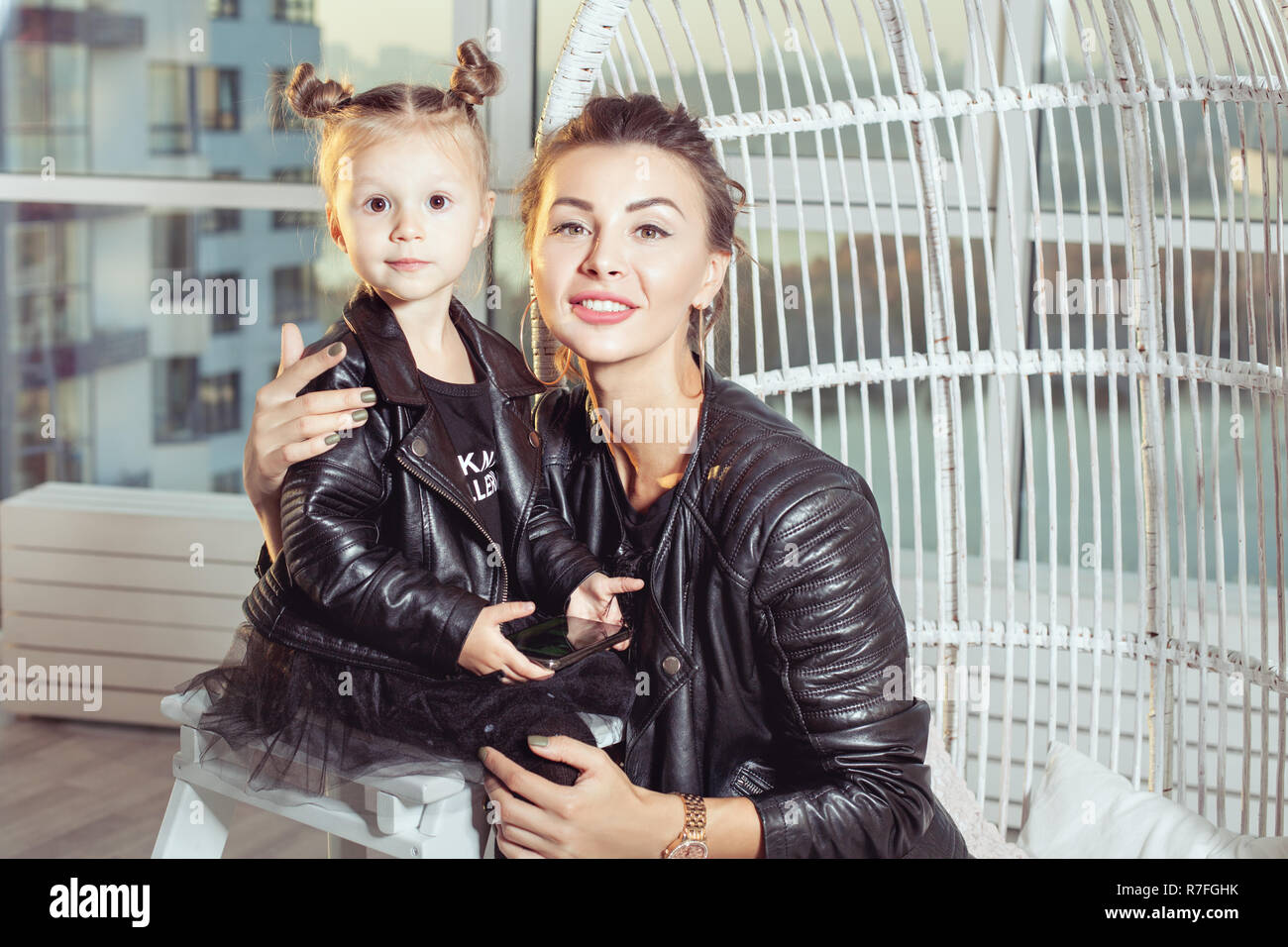 Maman et sa petite fille. Maman câlins fille. Banque D'Images